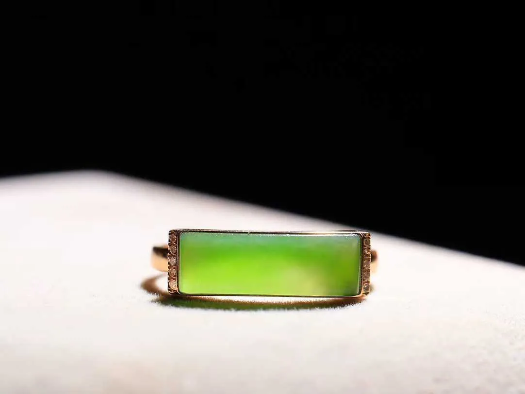 【金镶玉.戒指】

精品和田玉碧玉18k金镶嵌戒指 玉质细腻温润 油性十足 ，不论时光如何流转变化，这枚戒指始终闪耀着最初的光芒。精工镶嵌18K金 （保真金 可检测贵金属18K金） 重1.7克 尺寸17-14.7-4.7mm 78171458A