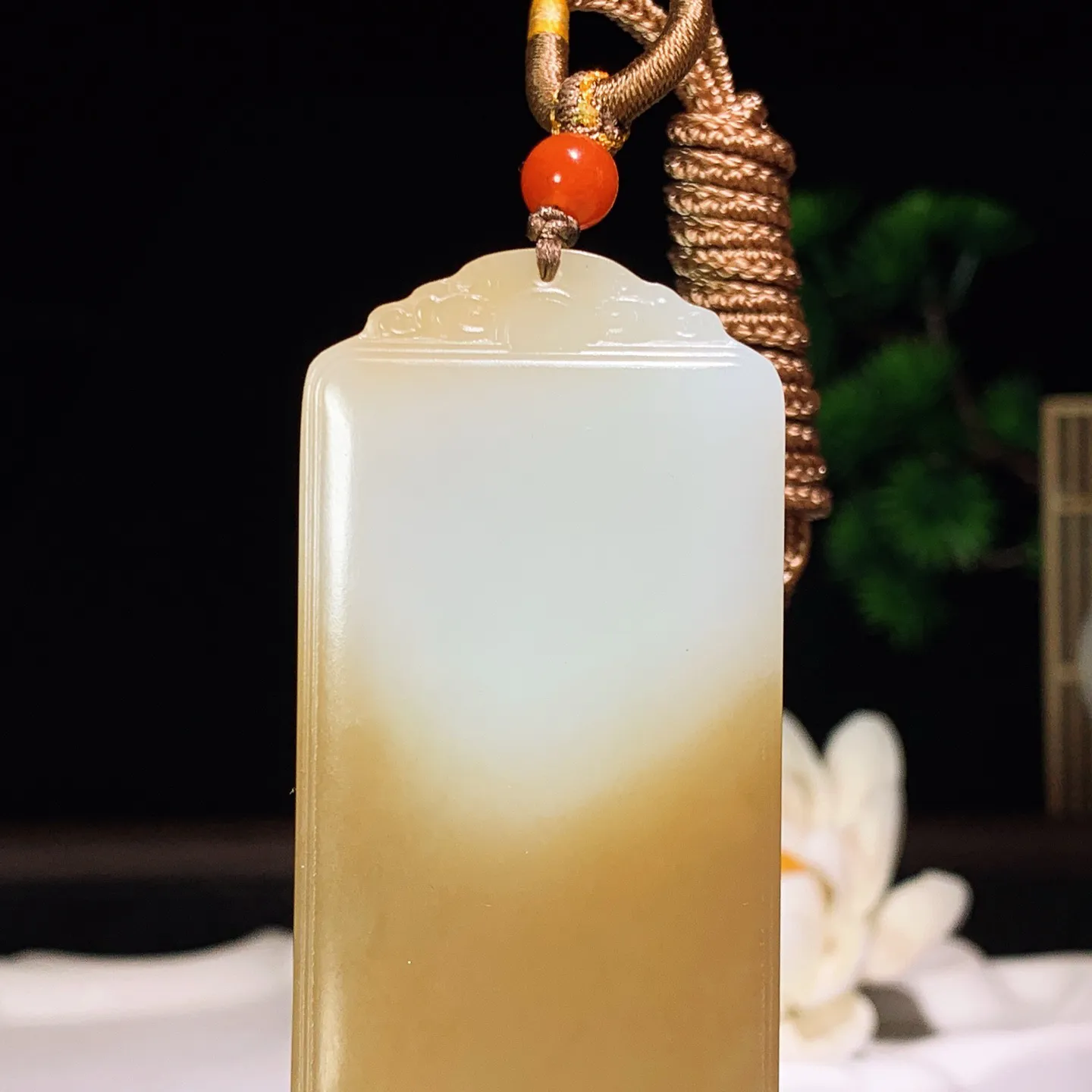 新疆和田玉且末糖平安无事牌挂件 尺寸68/34/8重53.5克 玉质细腻油润 底色纯净 脂粉好，品质好！lt260118