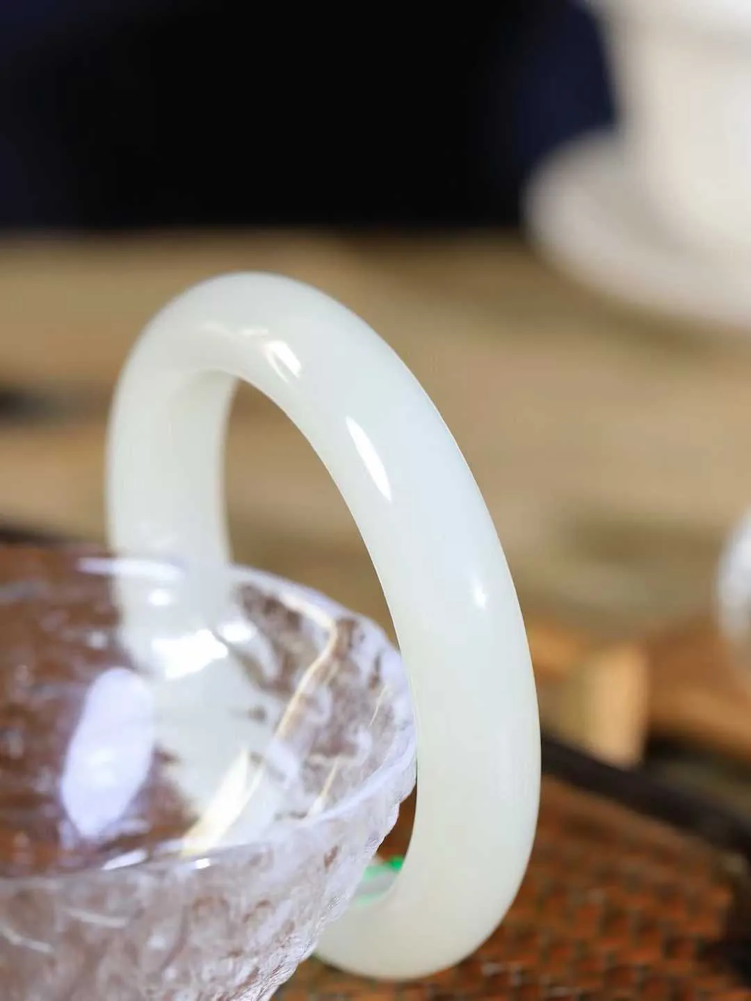 【婉约佳人.手镯】

精品和田玉白玉手镯 玉质温润细腻 油性十足 手感舒适，高华雅逸，线条流畅，简约大气，美自天成，素雅高贵。佩戴于腕间，婉约之美，举手投足间透出那份低调奢华。重55克 内径55.5mm  尺寸12.3-8.7mm   FDA-66151233