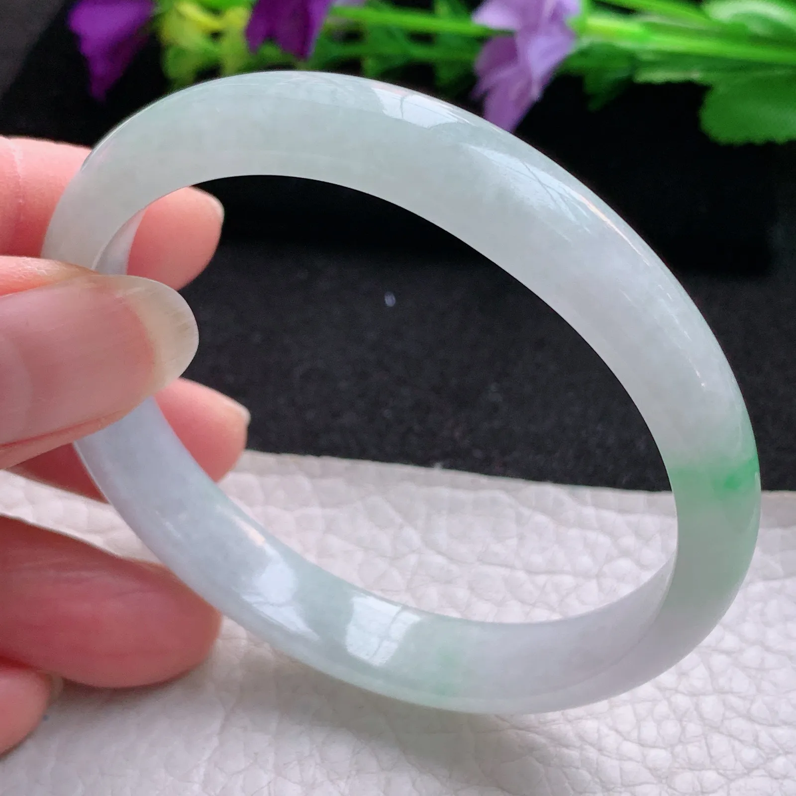 js实拍56*51*10.5*6贵妃镯 天然缅甸翡翠秀气飘绿椭形宽边玉手镯 玉手环