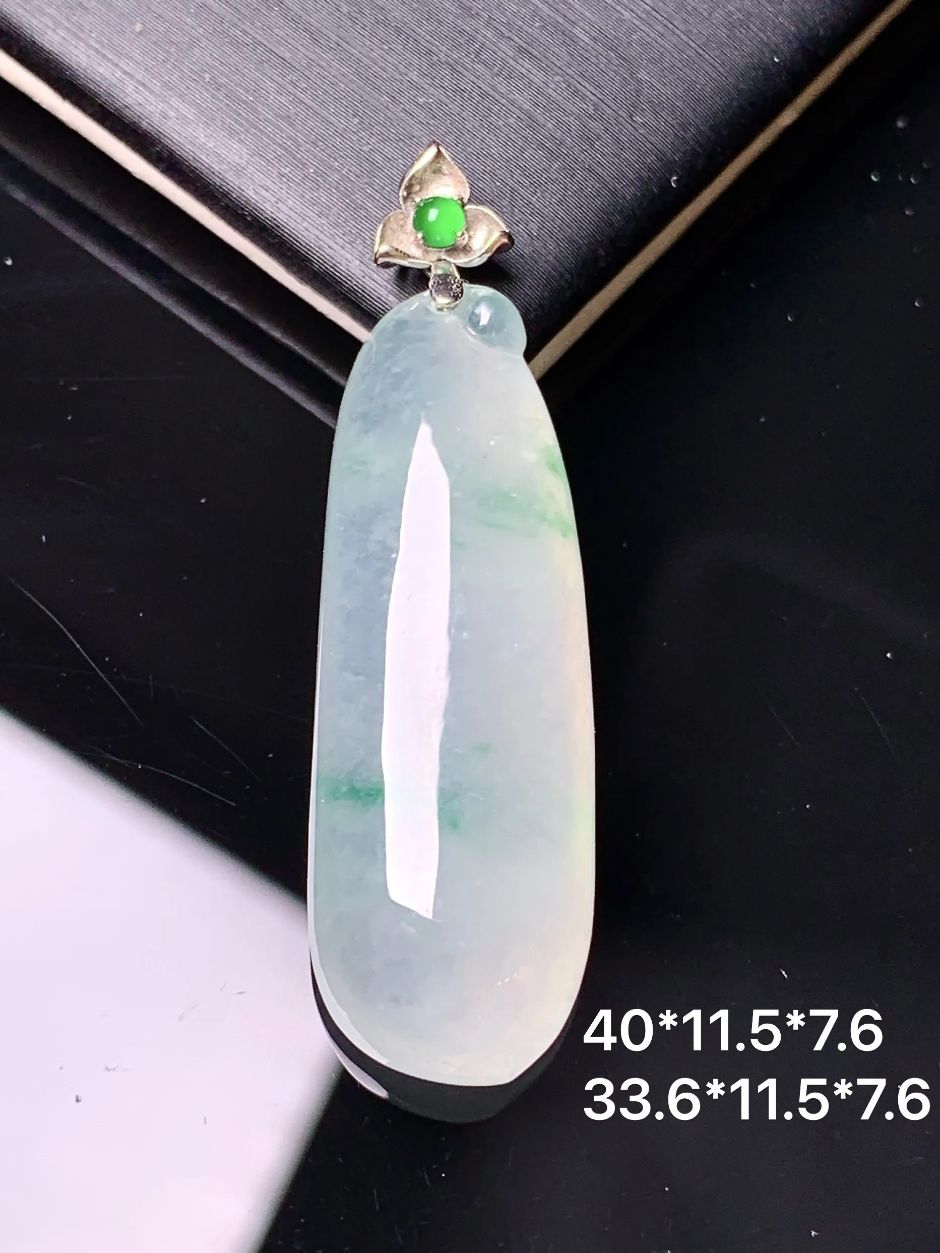 18k金镶嵌冰种福瓜吊坠 玉质细腻 色泽清新艳丽 整体尺寸40*11.5*7.6