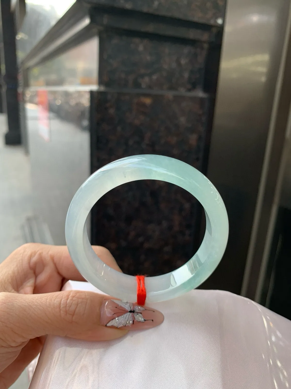 冰蓝正圈
54.1-7.8-12.8
打灯多处细纹，底妆冰润细腻，千变万化的冰晴蓝底色，拥有海的颜色，却散发着星空的光芒，这是一只来自冰川蓝的清冷气质仙女镯