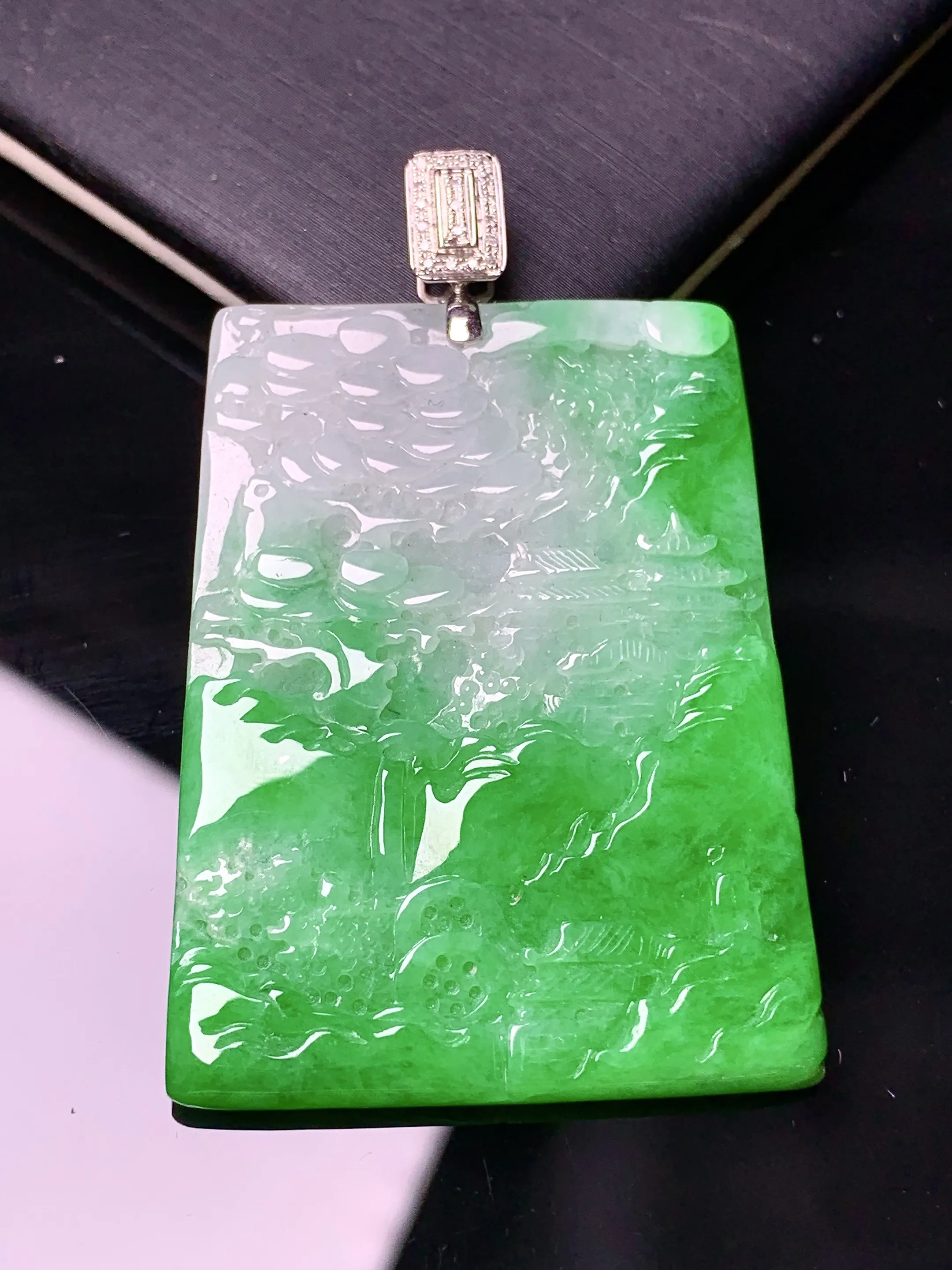 18k金钻镶嵌翠绿山水牌吊坠 玉质细腻 色泽清新艳丽 整体尺寸50.8*31.6*3.2