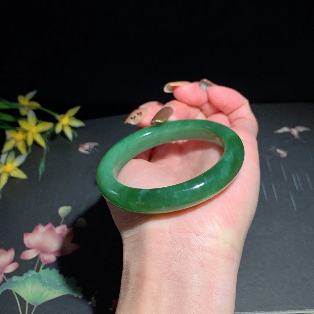 和田玉54圈口菠菜绿猫眼碧玉手镯！玉质细腻油润 底色纯净 无裂无杂 脂粉好，品质高