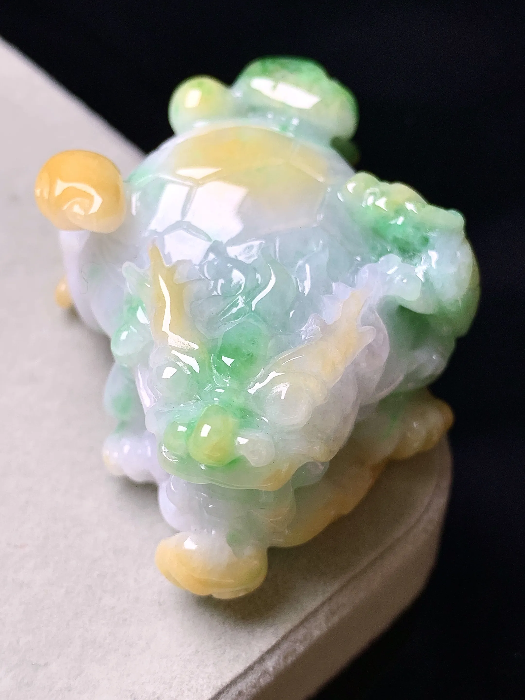 飘黄绿翡貔貅把玩 玉质细腻 色泽清新艳丽 整体尺寸50.5*41.3*20