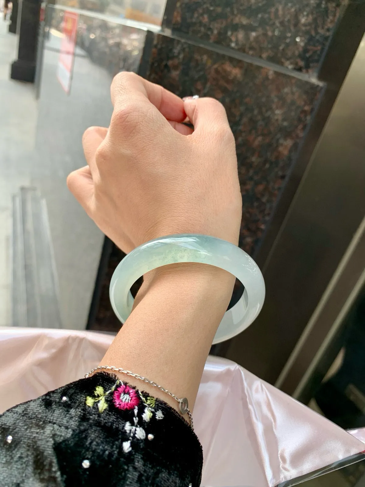 冰蓝正圈
54.1-7.8-12.8
打灯多处细纹，底妆冰润细腻，千变万化的冰晴蓝底色，拥有海的颜色，却散发着星空的光芒，这是一只来自冰川蓝的清冷气质仙女镯