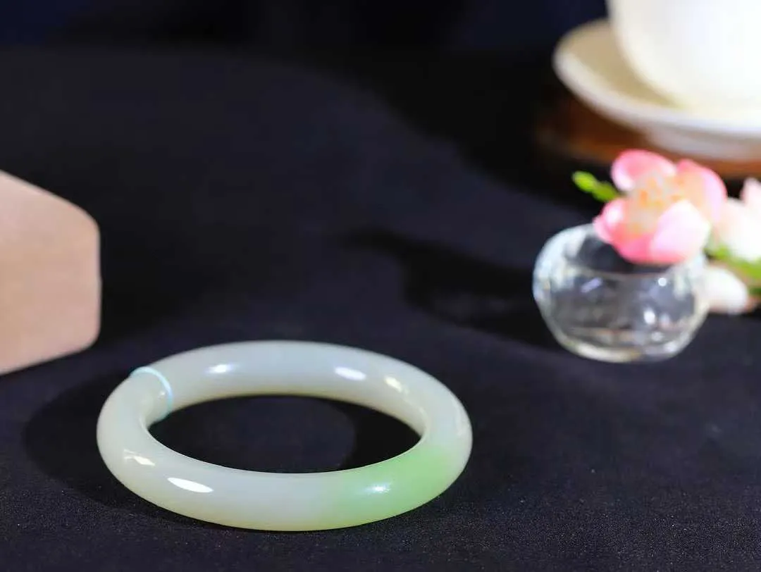 【翠色怡人.手镯】

精品和田玉翠青手镯，精品吧美镯，玉质细腻饱满，️温润脂香，仙雾缥缈，怡静如