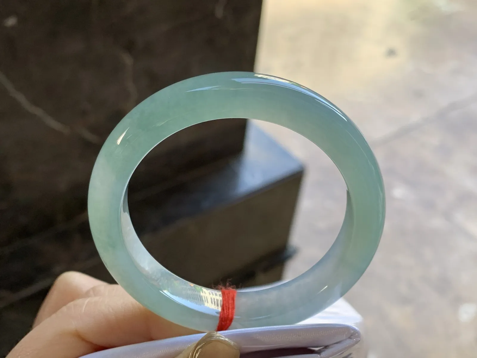 冰晴水手镯
尺寸：52.8-11.7-8.2mm
底子细腻干净 底色浓郁