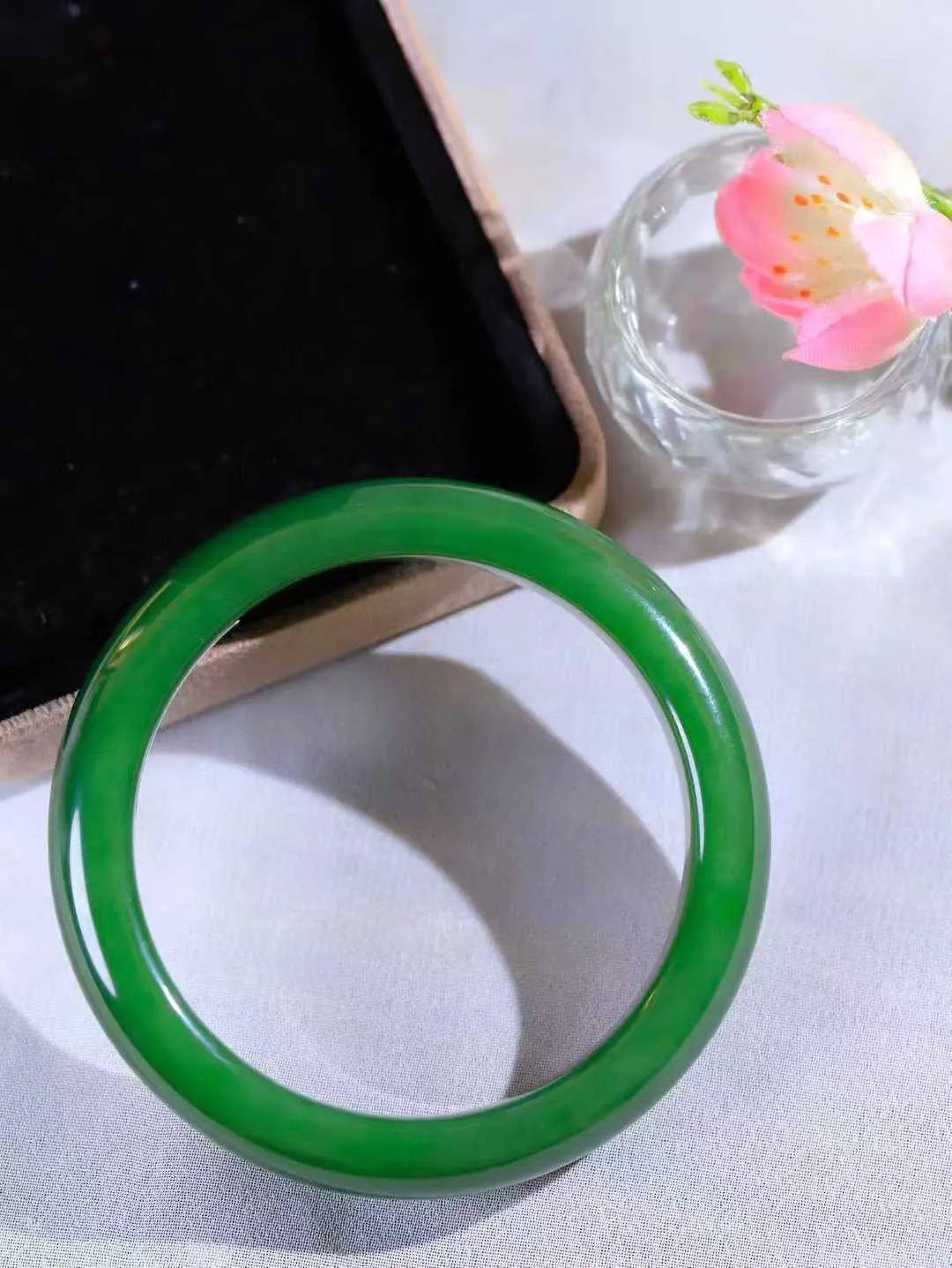 【碧波流转·手镯】

精品和田玉碧玉手镯，玉质细腻温润，手感舒适，️线条流畅，简约大气，美自天成，佩戴于腕间，婉约之美，举手投足间透出那份低调奢华，醉人心扉。
重64.5克 内径圈口56.5mm尺寸15.3-8mm  FDA-13151208