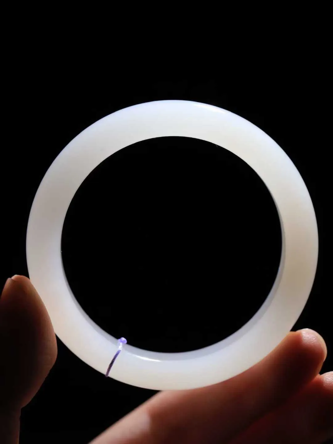 （一见倾心.手镯）

精品和田玉白玉双色手镯，玉质温润细腻 油性十足 手感舒适，高华雅逸，线条流畅，简约大气，美自天成，素雅高贵。佩戴于腕间，婉约之美，举手投足间透出那低调奢华。重47.3克  尺寸52-12.3-8mm  56101236A