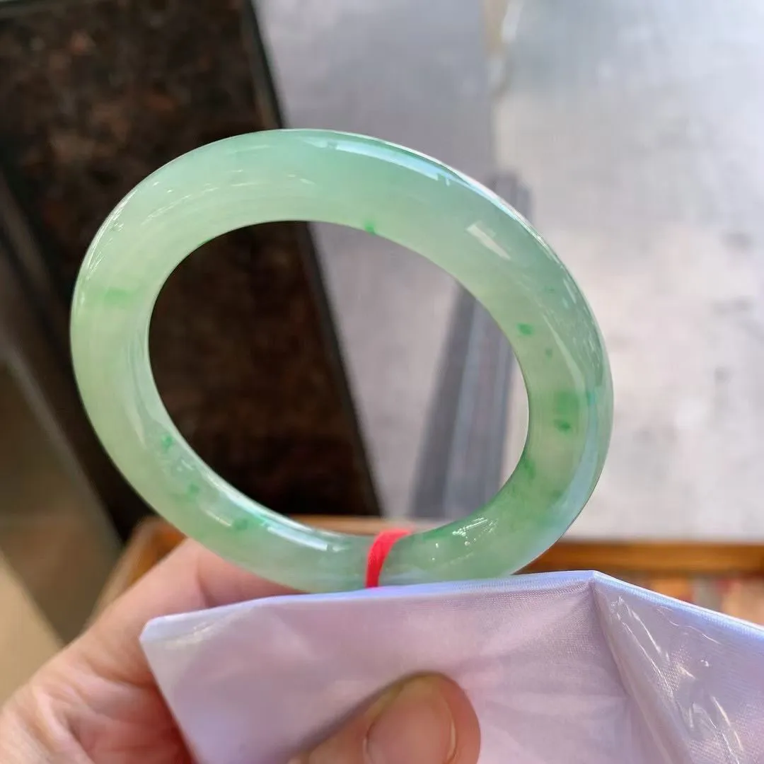 带色圆条，
尺寸：55-10
有种有色，种水不错，晶体细腻，卖相不错，上手效果好