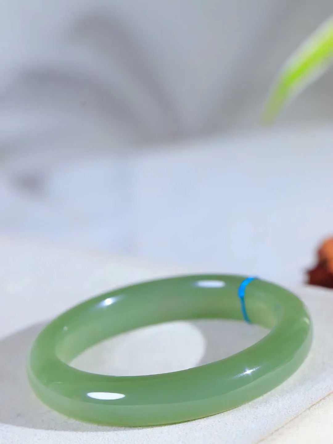 （温柔雅致.手镯）

精品️和田玉冰底湖水绿手镯。镯型饱满，温润细腻，脂润沁香。️执一卷书，沏一盏茶，着一袭裙，戴一只镯。淡淡浅笺，素心若兰，静赏玉中诗画。悠悠岁月，芊手轻摘，盛满诗样芳华。重56.8克   尺寸56.5-12.2-9mm    FDA-66171233