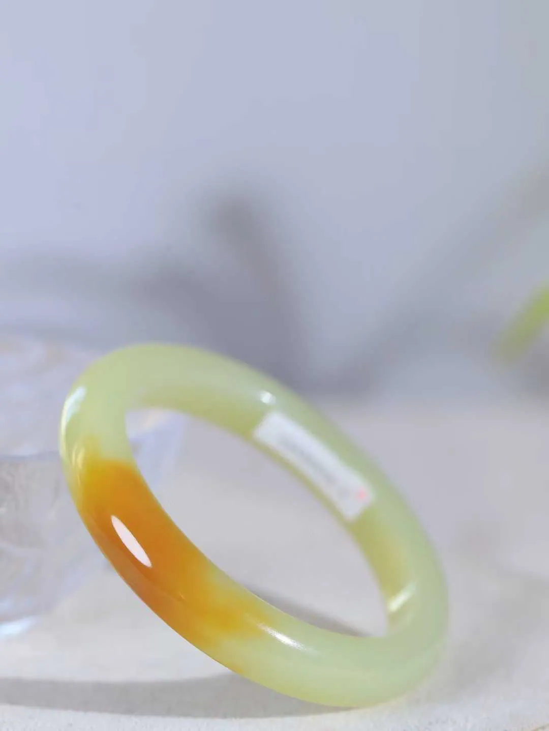 【暖玉生香·手镯】

精品和田玉糖青白玉手镯，质地油润细腻，色泽高贵典雅，镯型古朴典雅。在诗情画意的雨巷相遇，你是我腕间的一抹风情，有你眸有深情，清风荡漾湖间静水，我愿俯身低眉，在烟波涟漪处，寻你深情倩影。内径54mm尺寸11-8.5mm重44.5克  69151258A