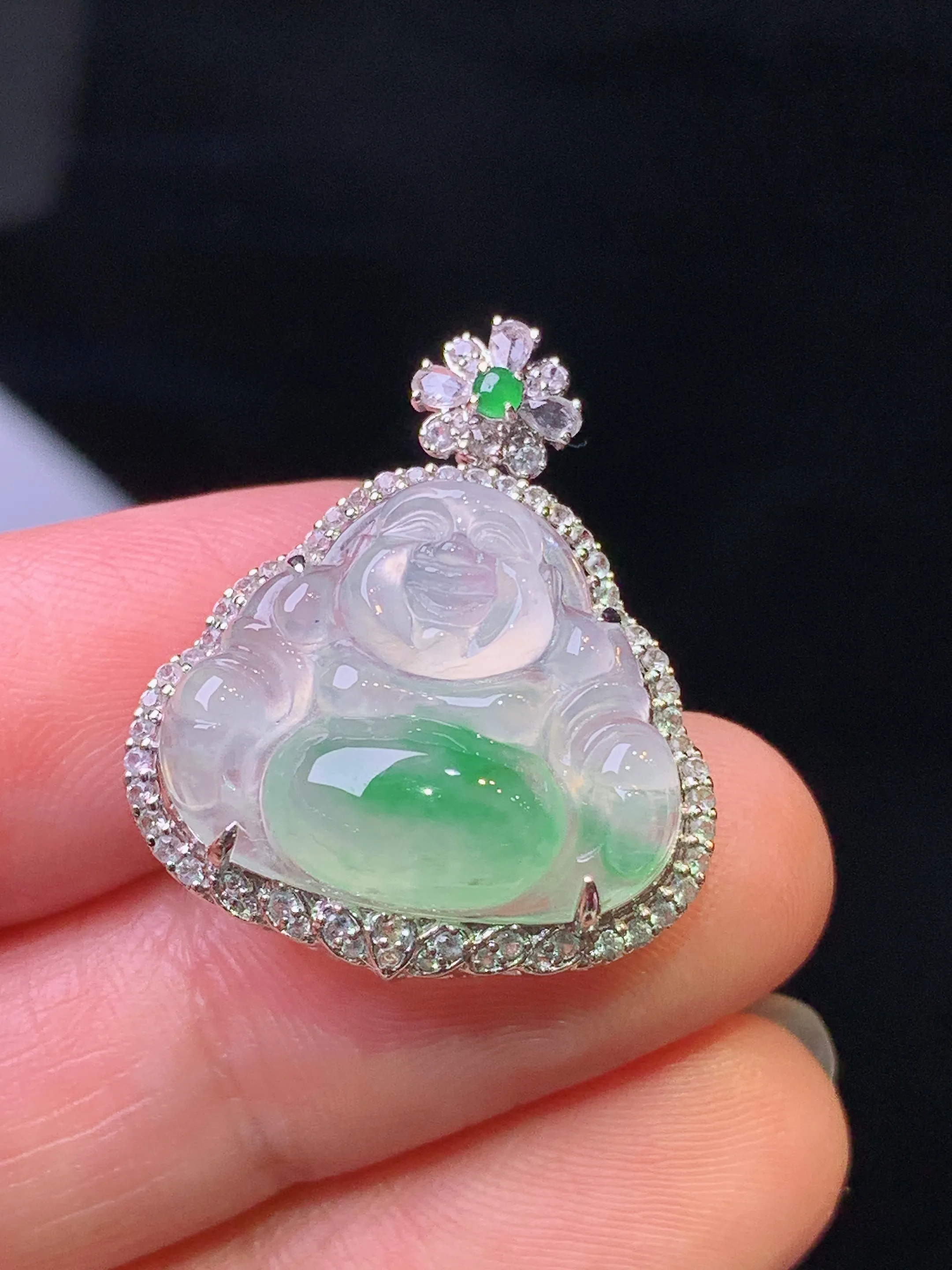 18k金钻镶嵌冰种飘绿佛公吊坠 玉质细腻 色泽清新艳丽 整体尺寸25.3*21.5*8.2