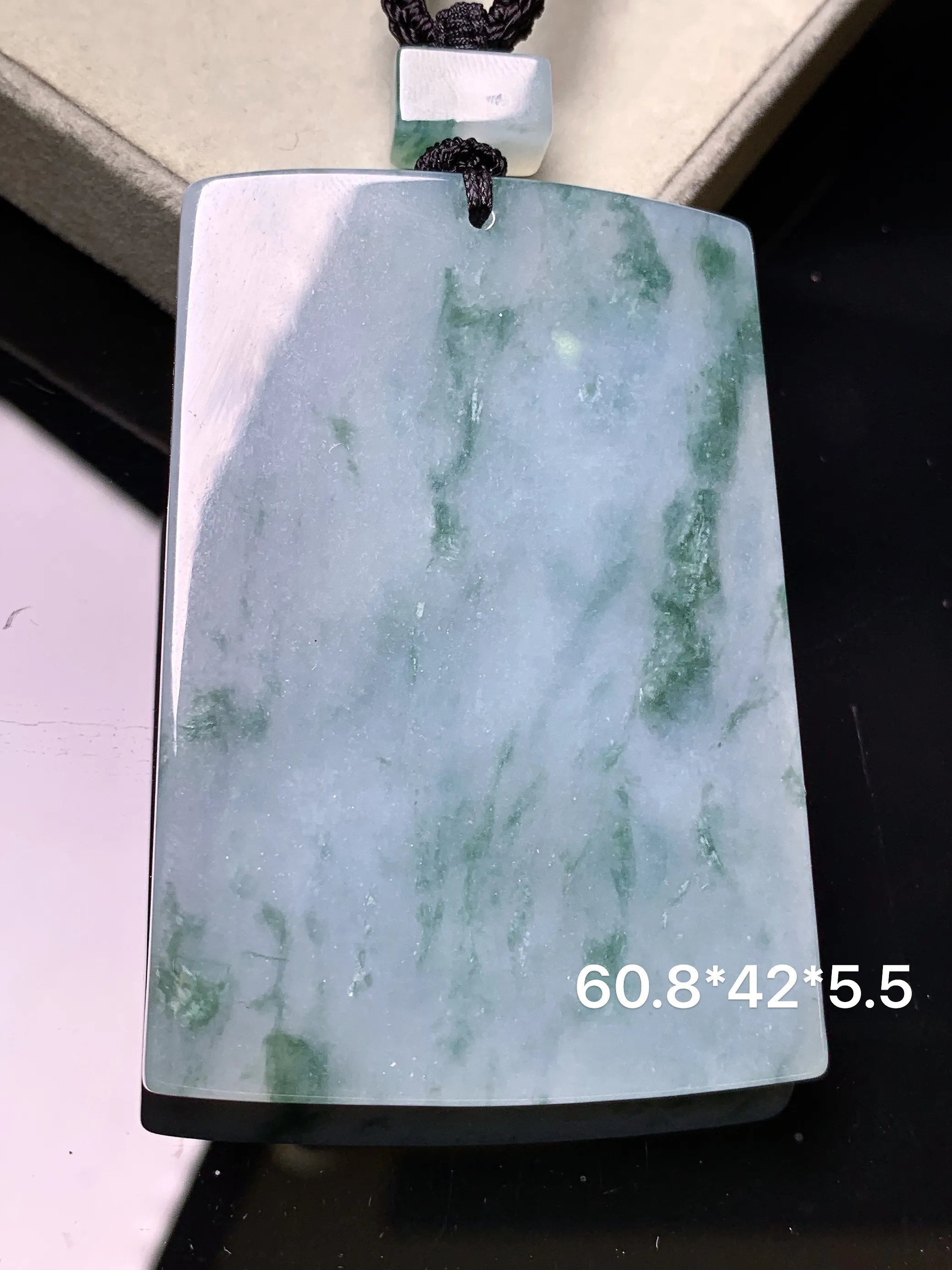 飘花无事牌吊坠 玉质细腻 色泽清新艳丽 整体尺寸60.8*42*5.5