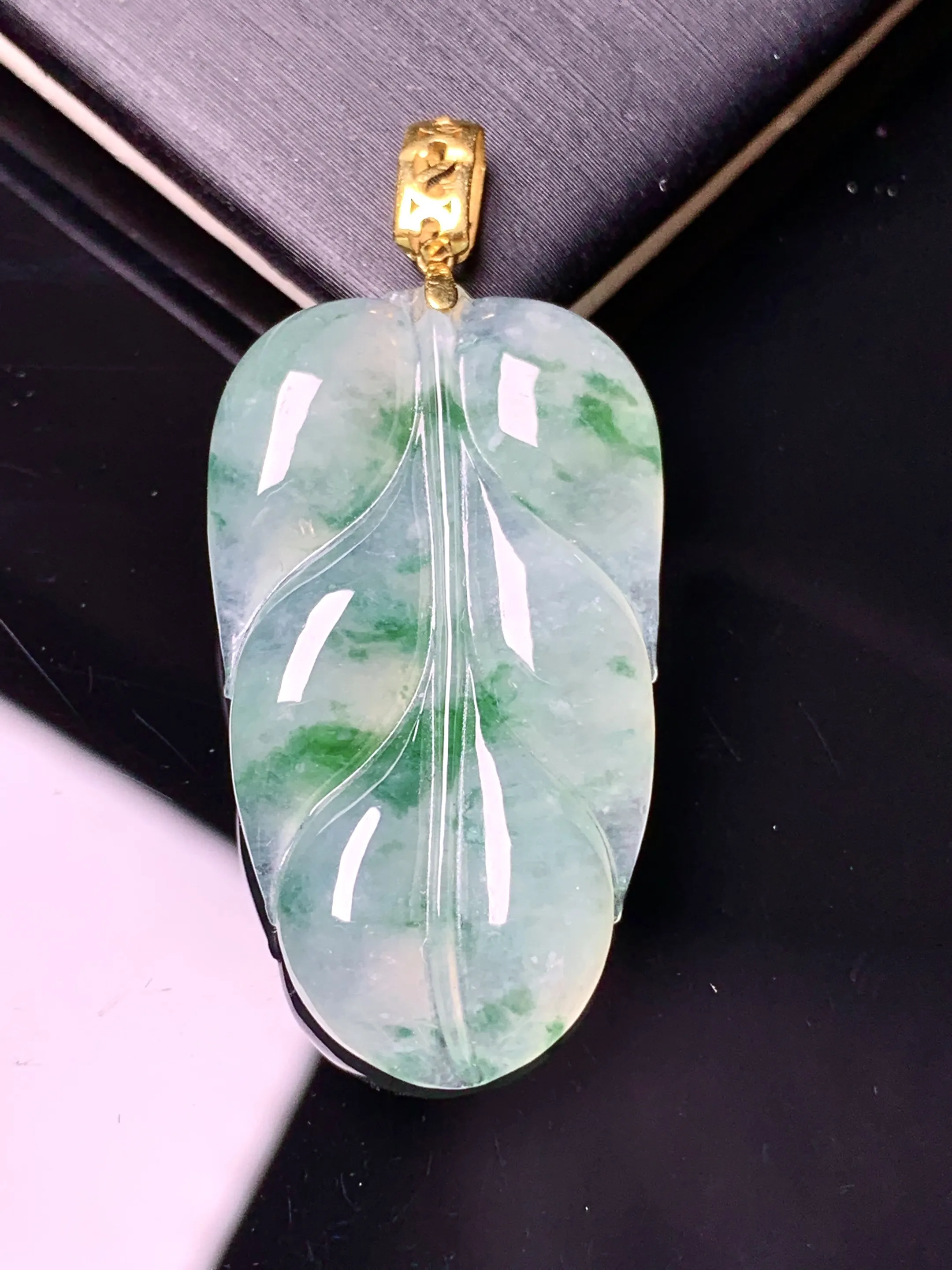 18k金镶嵌冰种飘绿树叶吊坠 玉质细腻 色泽清新艳丽 整体尺寸42*19.2*4.5