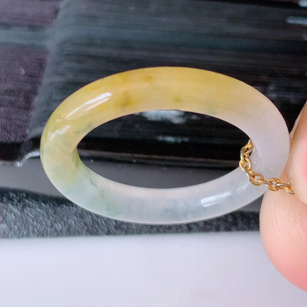 自然光实拍，冰种黄加绿翡翠指环，17mm内径翡翠指环，玉戒指，玉质莹润，好精美好冰润的指环，14圈口，上手纤巧！#1.16尺寸17-3.6*3.6