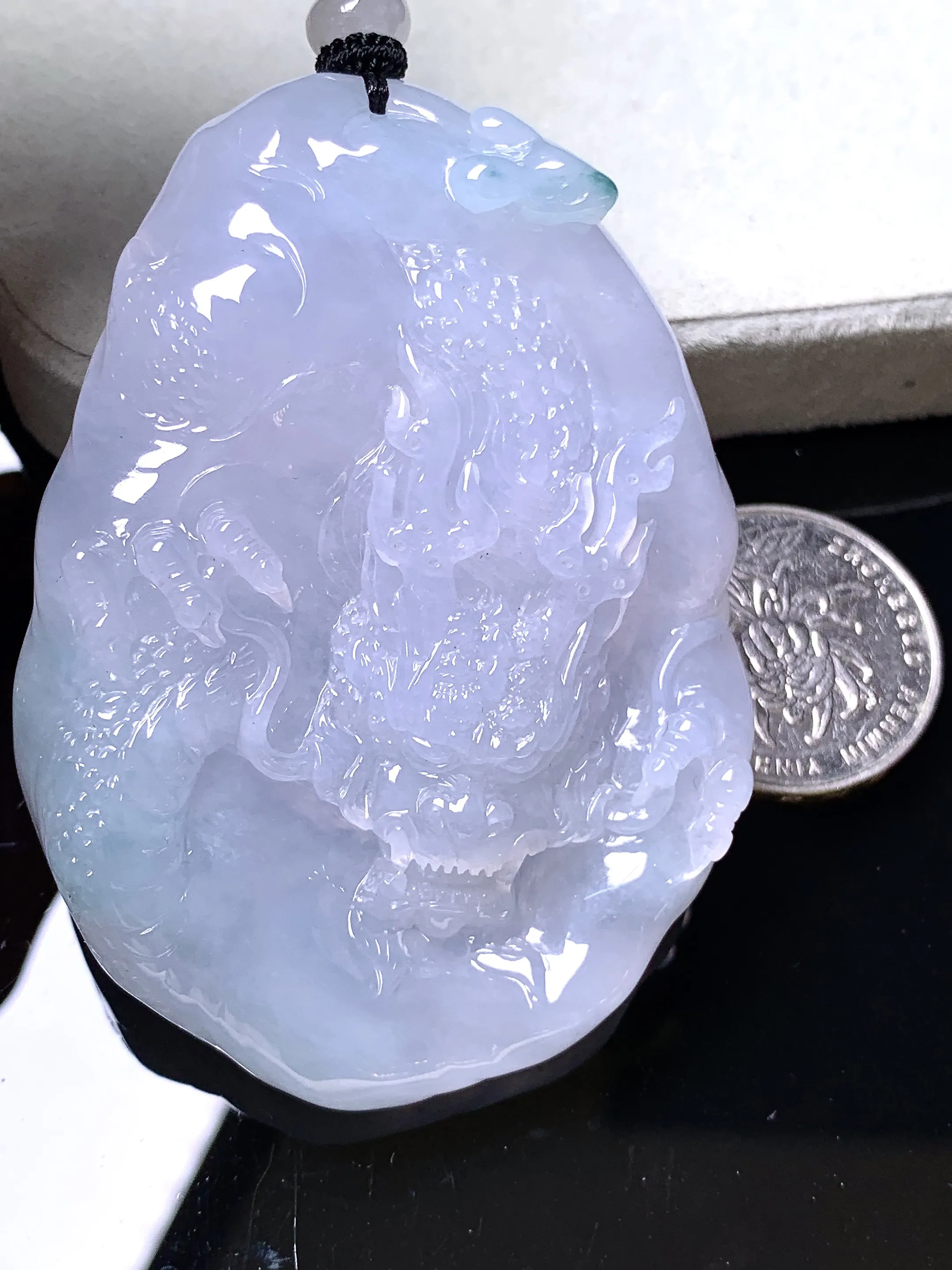 飘绿龙牌吊坠 玉质细腻 色泽清新艳丽 整体尺寸69.5*50*10.5