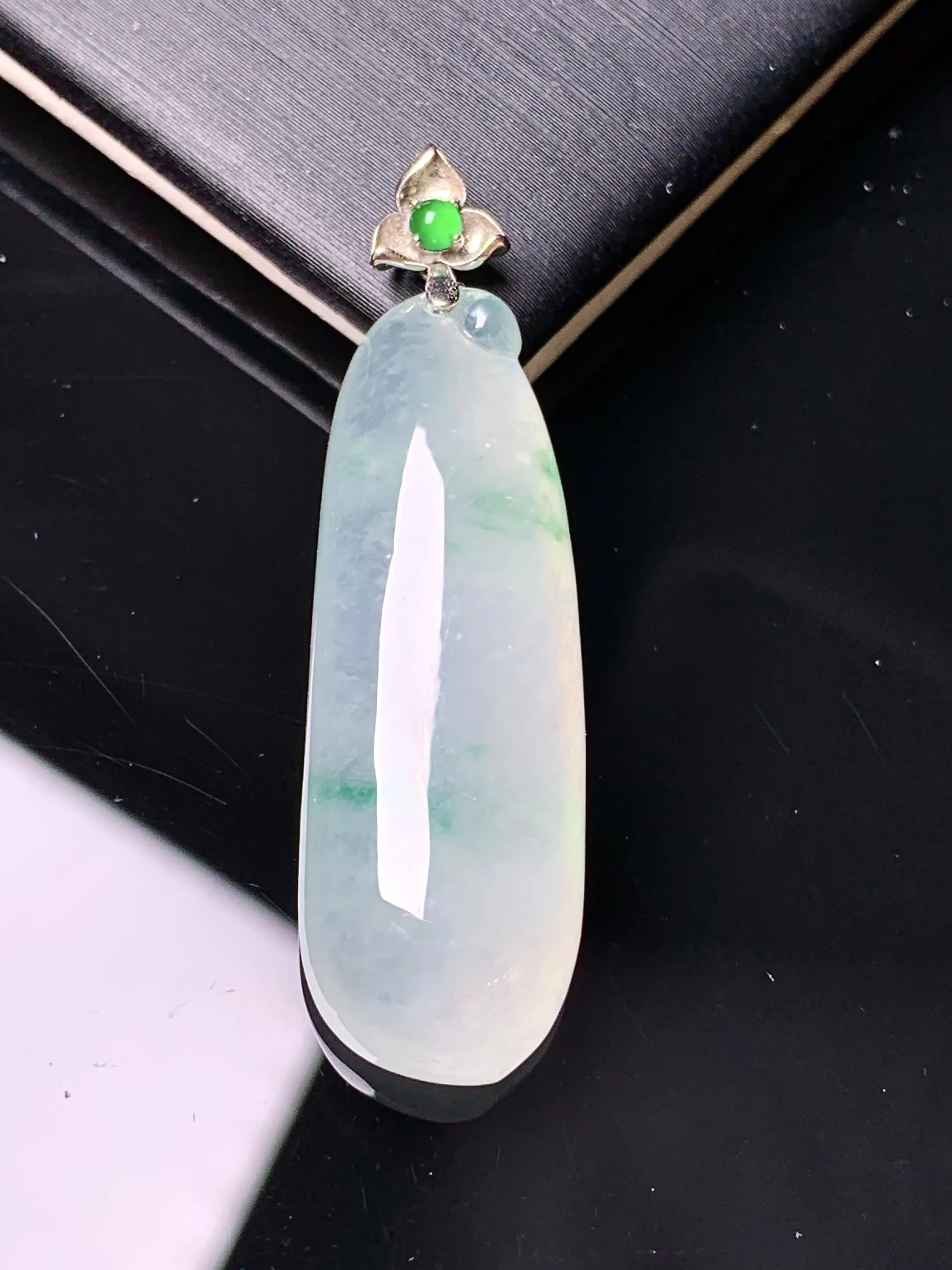 18k金镶嵌冰种福瓜吊坠 玉质细腻 色泽清新艳丽 整体尺寸40*11.5*7.6