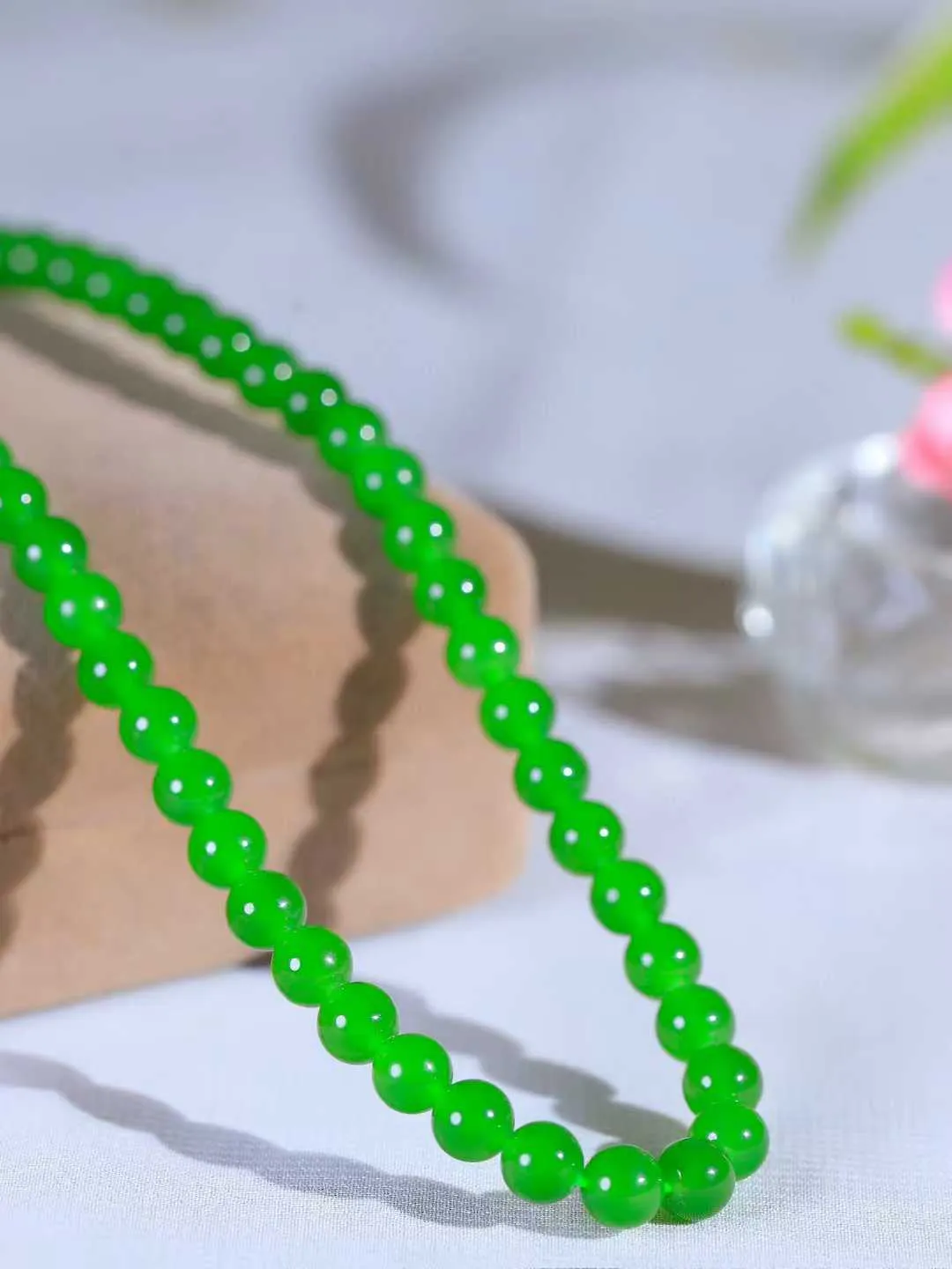 【珠圆玉润.项链】

精品和田玉碧玉珠圆玉润项链 玉质温润细腻  整串打磨圆润，佩戴舒适。珠珠落玉盘，间关莺语花底滑，一生美好时光，无论身在何处，都有它相伴相守。事事顺遂，幸福美满，吉祥如意。重38.3克 尺寸取一6mm  79171278A