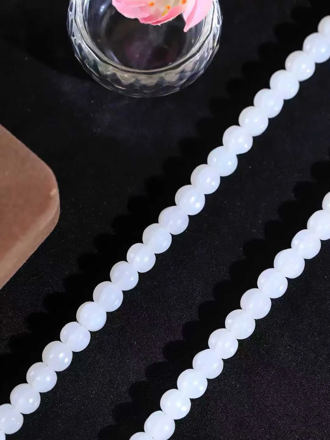 【链.108】

精品和田玉白玉108挂链 玉质温润细腻 油性十足 佩戴舒适。珠珠落玉盘，间关莺语花底滑，一生美好时光，无论身在何处，都有它相伴相守。事事顺遂，幸福美满，吉祥如意。重62.7克 尺寸取一6.6-7.5-7.7mm FDA-78161293