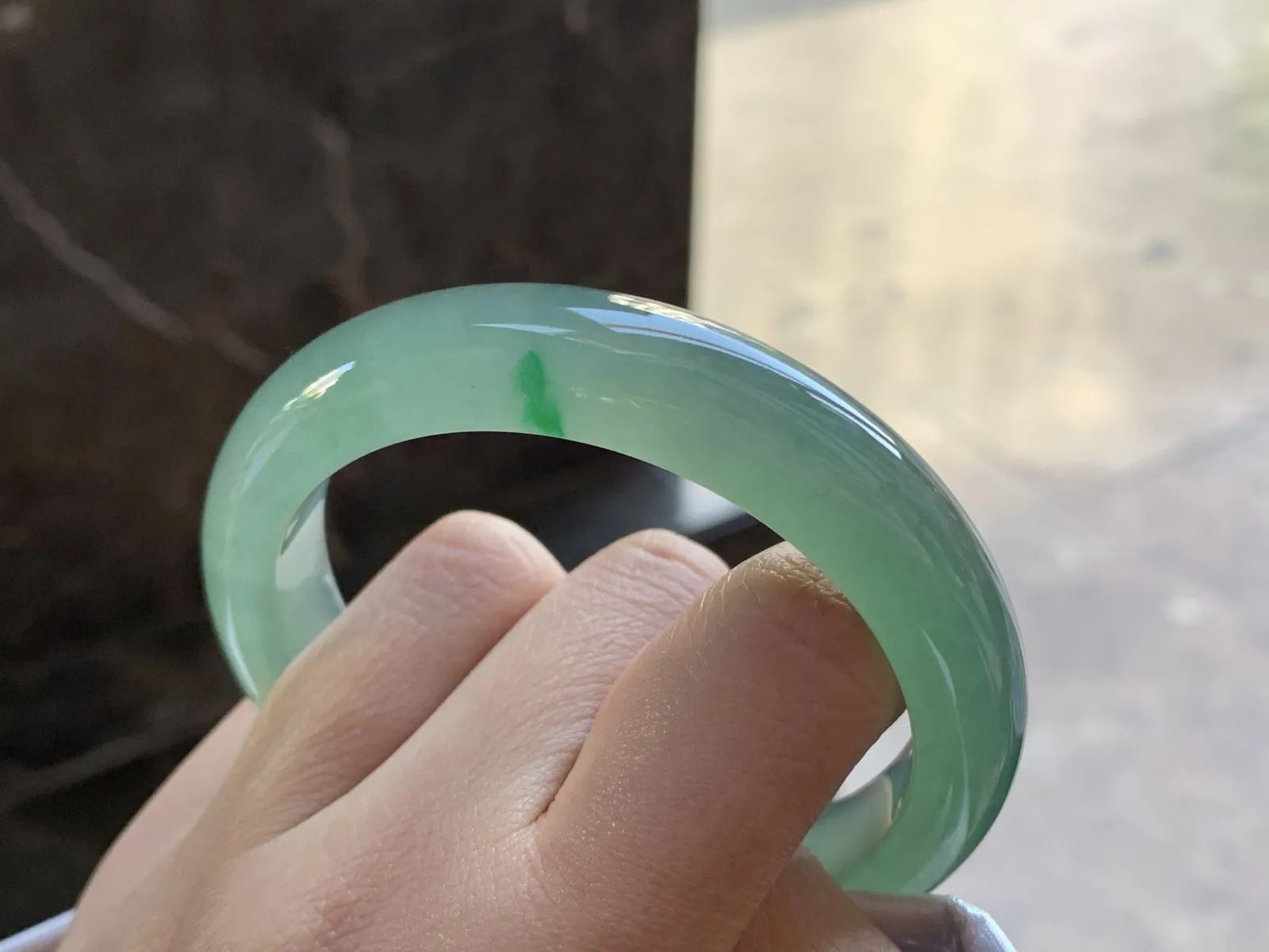 油绿手镯
尺寸：56.5-13-8.5mm
种老肉细 有种有色