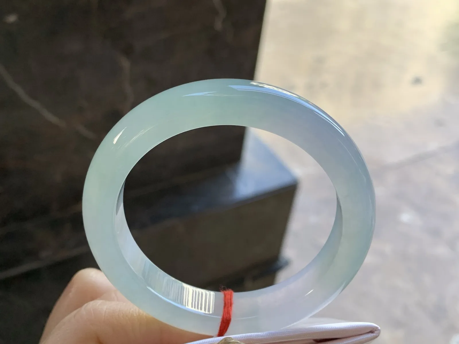 冰晴水手镯
尺寸：55.6-12-9.1mm
种水好 底色浓郁漂亮