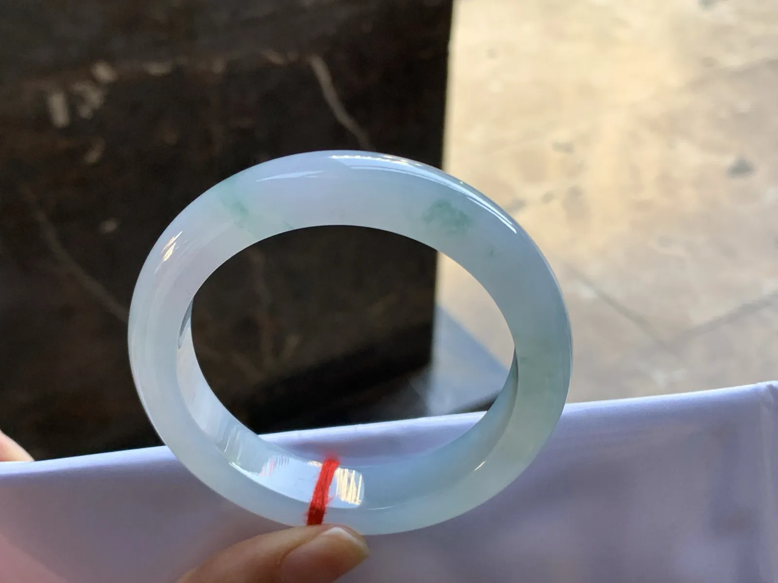 飘花手镯
尺寸：55-13.4-9mm
种水好 底色漂亮