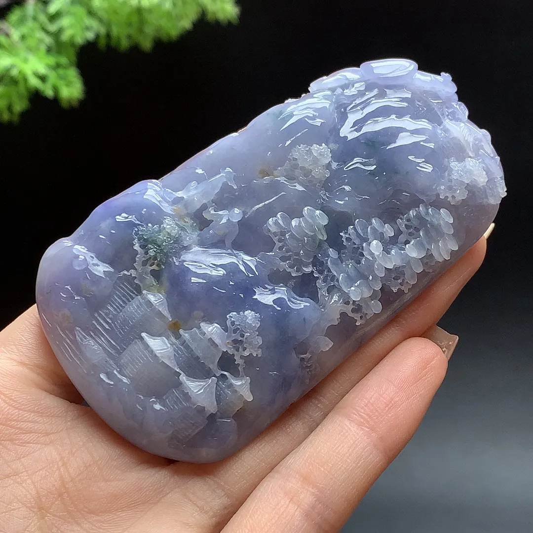 缅甸A货翡翠老坑紫罗兰山水牌  色泽靓丽，种好，玉质细腻  工艺精美  佩戴气质大方   尺寸81-47-12mm