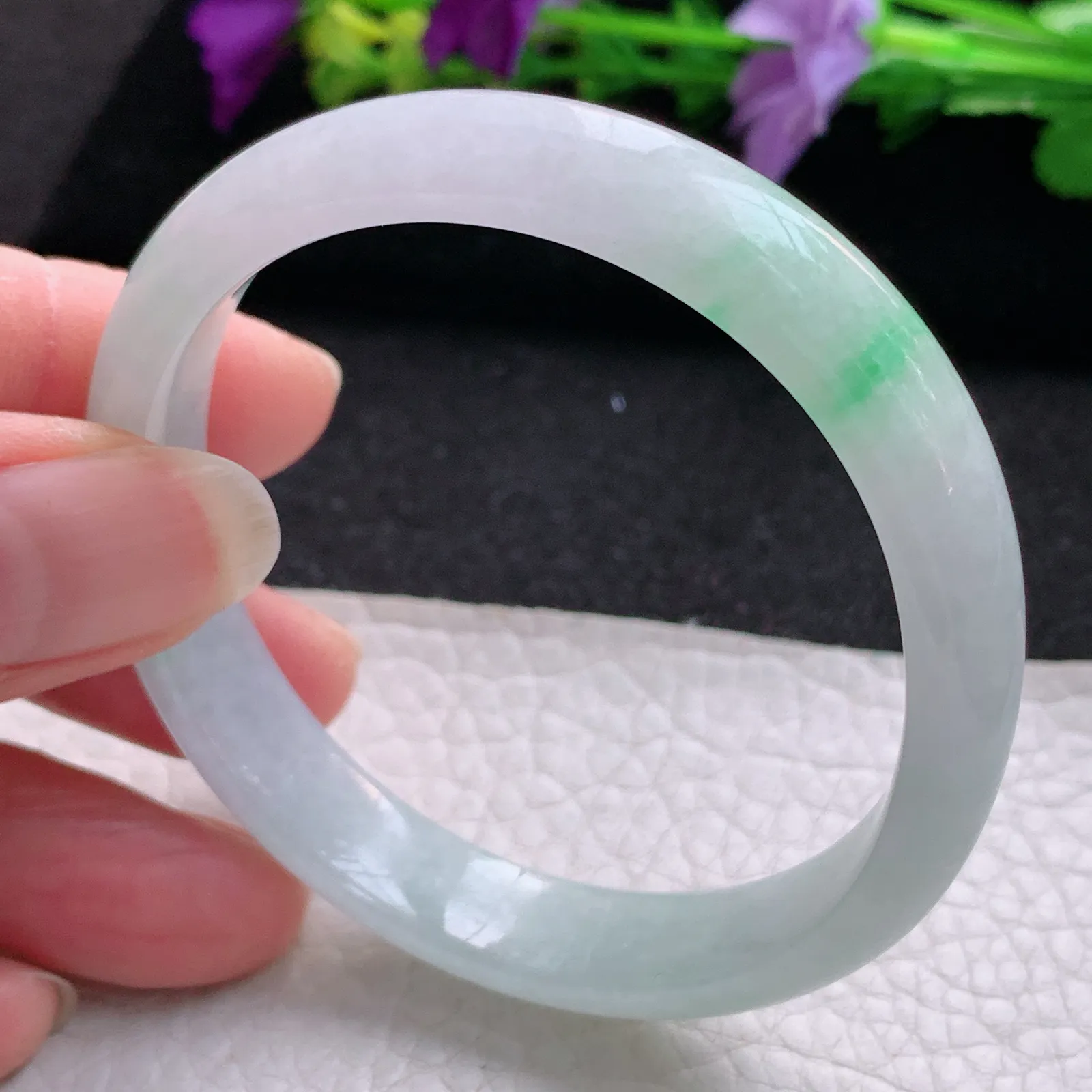 js实拍56*51*10.5*6贵妃镯 天然缅甸翡翠秀气飘绿椭形宽边玉手镯 玉手环