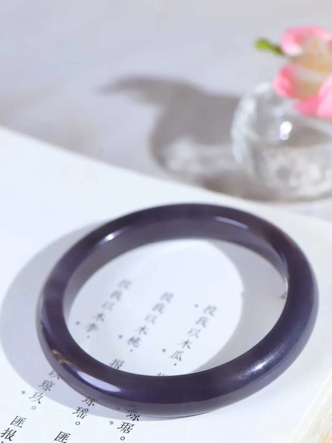 【柔情素语·手镯】

精品和田玉烟紫手镯，玉质细腻温润，手感舒适，️线条流畅，简约大气，美自天成，佩戴于腕间，婉约之美，举手投足间透出那份低调奢华，醉人心扉。重37克 内径圈口53.5mm  尺寸10-7.8mm   FDA-55101200