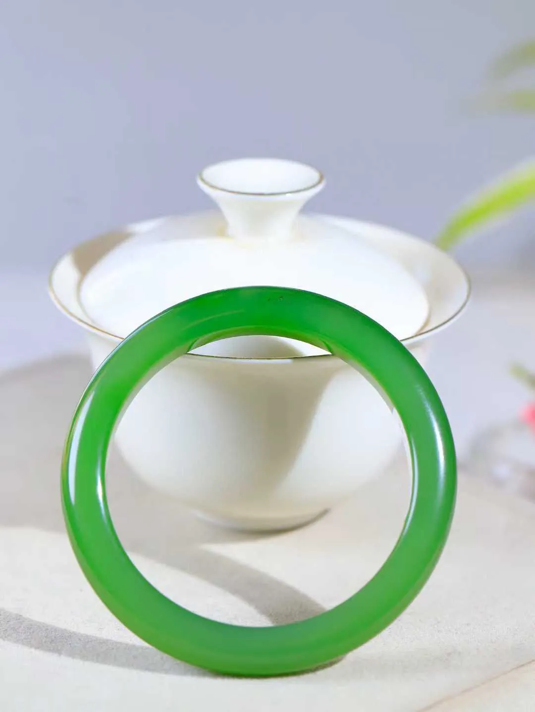 【碧波流转·手镯】

收藏级臻品️和田玉碧玉手镯，玉质细腻温润，手感舒适，️线条流畅，简约大气，美自天成，佩戴于腕间，婉约之美，举手投足间透出那份低调奢华，醉人心扉。
重44.2克 内径圈口57mm尺寸9.7-8.5mm  FDA-13151208