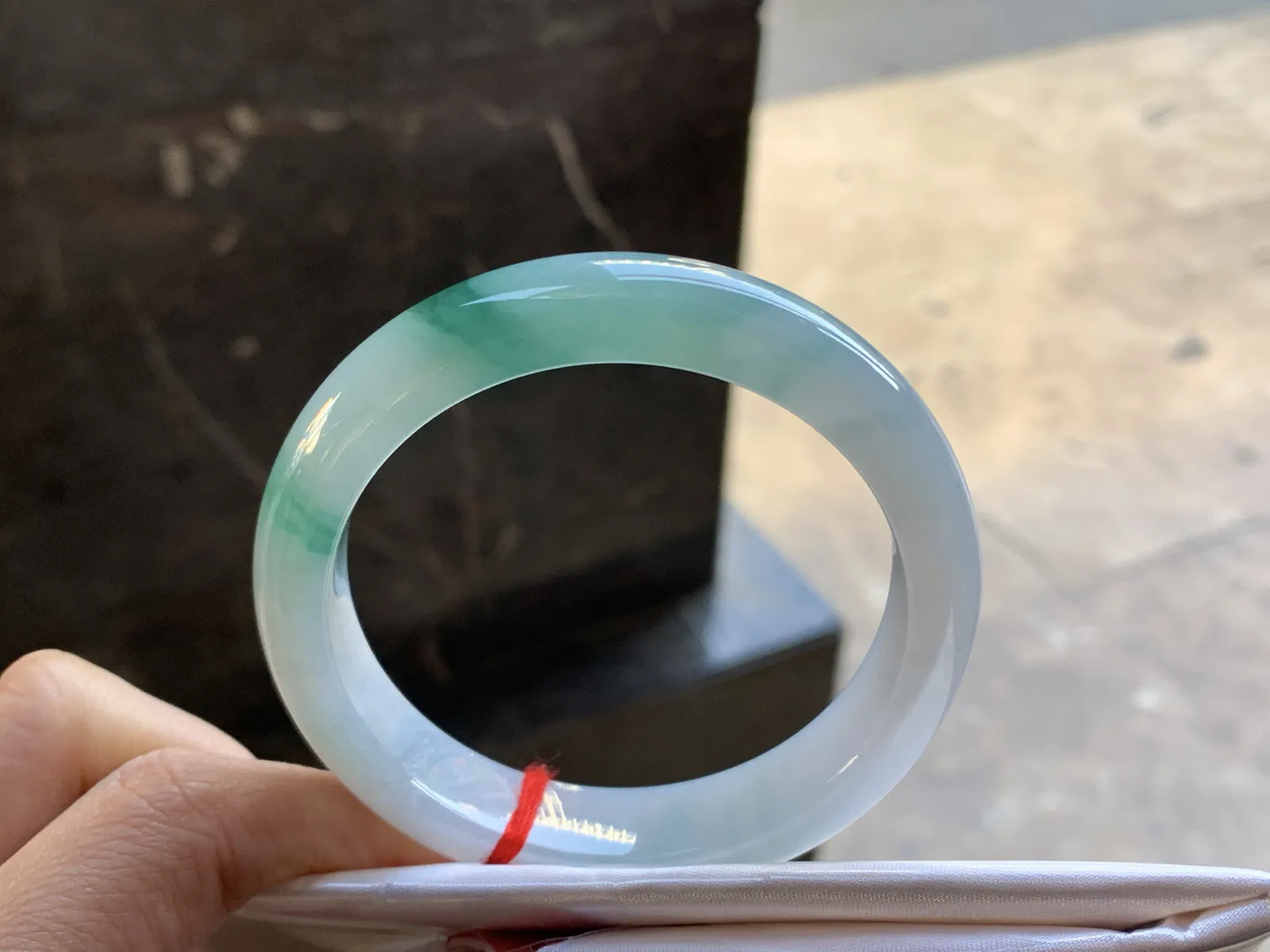 飘花手镯
尺寸：57-13.2-8.6mm
底子细腻干净