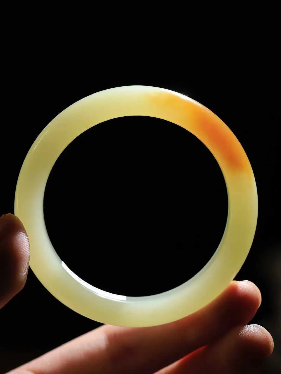 【暖玉生香·手镯】

精品和田玉糖青白玉手镯，质地油润细腻，色泽高贵典雅，镯型古朴典雅。在诗情画意的雨巷相遇，你是我腕间的一抹风情，有你眸有深情，清风荡漾湖间静水，我愿俯身低眉，在烟波涟漪处，寻你深情倩影。内径54mm尺寸11-8.5mm重44.5克  69151258A