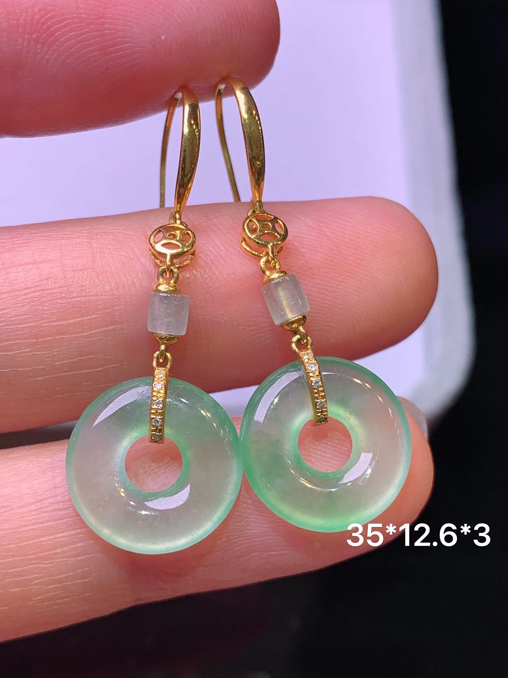 18k金钻镶嵌吊坠 玉质细腻 色泽清新艳丽 整体尺寸35*12.6*3