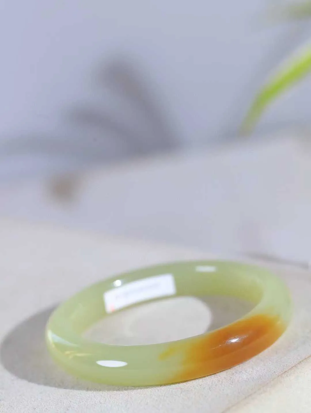 【暖玉生香·手镯】

精品和田玉糖青白玉手镯，质地油润细腻，色泽高贵典雅，镯型古朴典雅。在诗情画意的雨巷相遇，你是我腕间的一抹风情，有你眸有深情，清风荡漾湖间静水，我愿俯身低眉，在烟波涟漪处，寻你深情倩影。内径54mm尺寸11-8.5mm重44.5克  69151258A