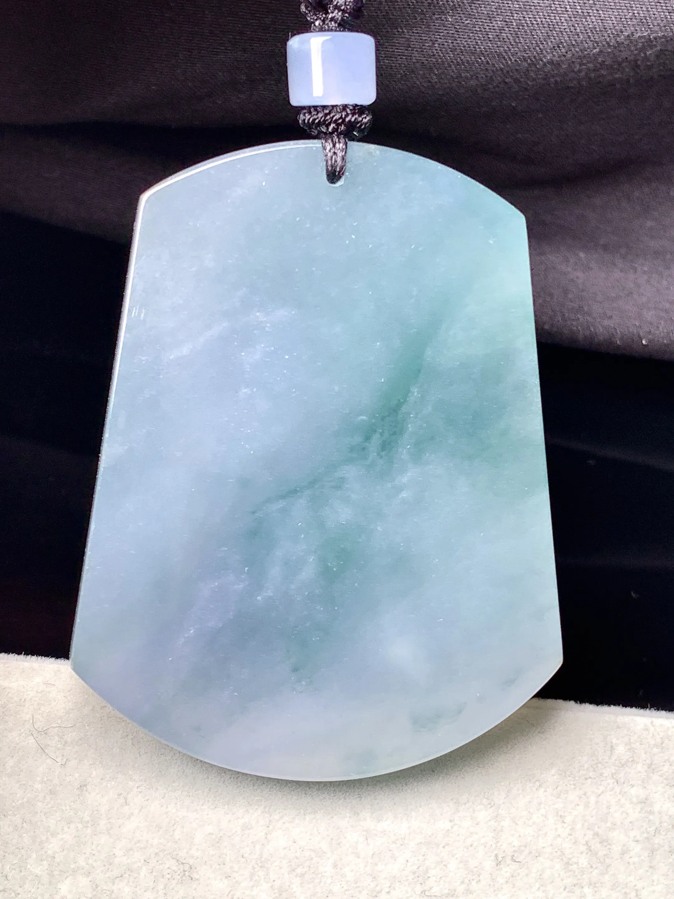 飘绿无事牌吊坠 玉质细腻 色泽清新艳丽 整体尺寸52.8*41*5.6