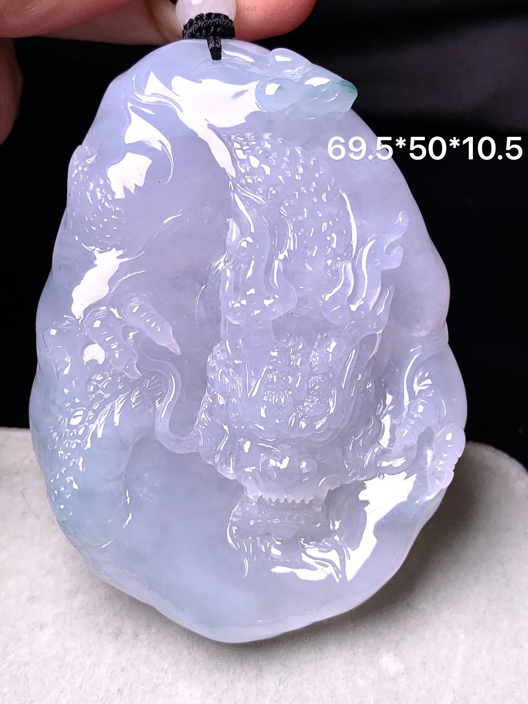 飘绿龙牌吊坠 玉质细腻 色泽清新艳丽 整体尺寸69.5*50*10.5