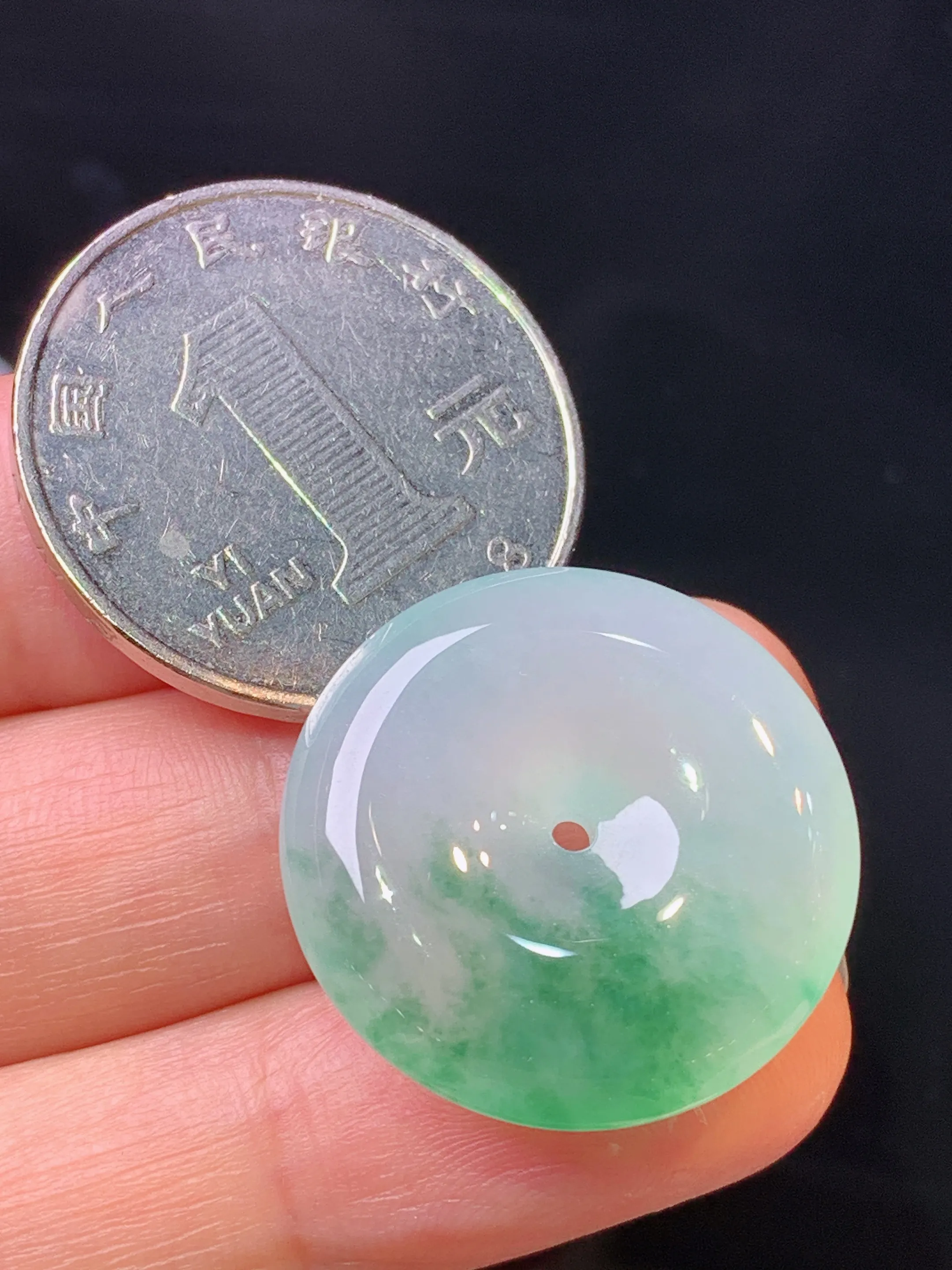 冰种飘绿平安扣吊坠 玉质细腻 色泽清新艳丽 整体尺寸23.2*5.8