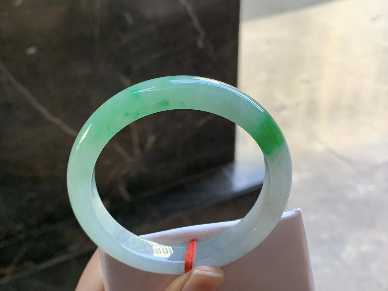 阳绿色手镯
尺寸：56-11.6-8mm
底子细腻干净 绿色浓郁