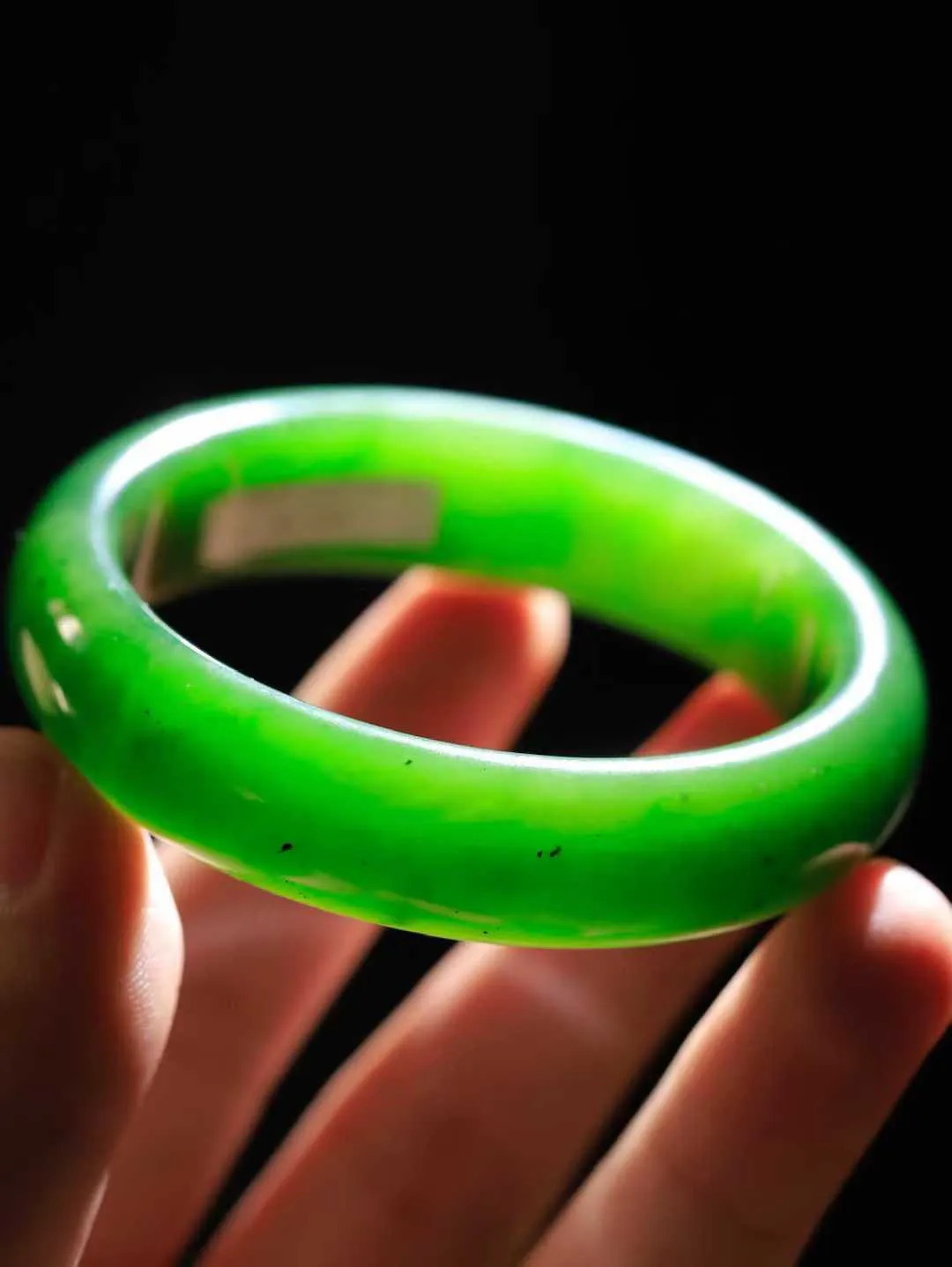 【碧波流转·手镯】

精品和田玉碧玉手镯，玉质细腻温润，手感舒适，️线条流畅，简约大气，美自天成，佩戴于腕间，婉约之美，举手投足间透出那份低调奢华，醉人心扉。
重64.5克 内径圈口56.5mm尺寸15.3-8mm  FDA-13151208