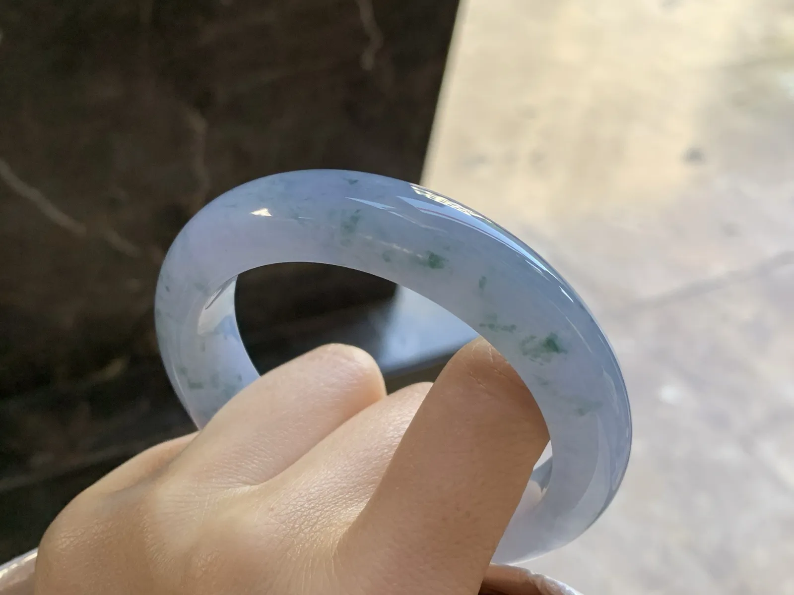 冰紫手镯
尺寸：56.7-13.2-9.6mm
种水好 颜色漂亮有特色