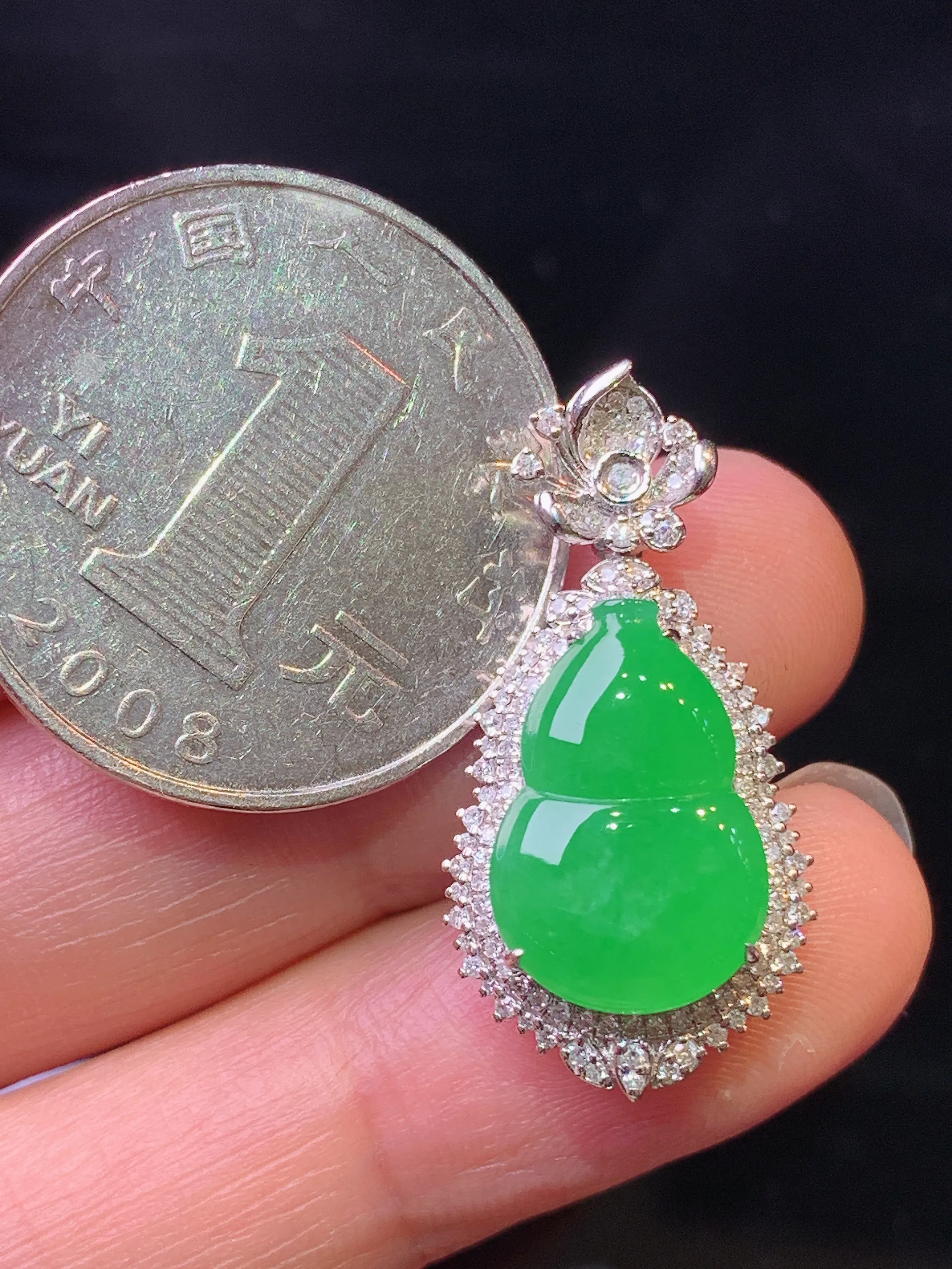 18k金钻镶嵌满绿葫芦吊坠 玉质细腻 色泽清新艳丽 整体尺寸28*14.2*7.5