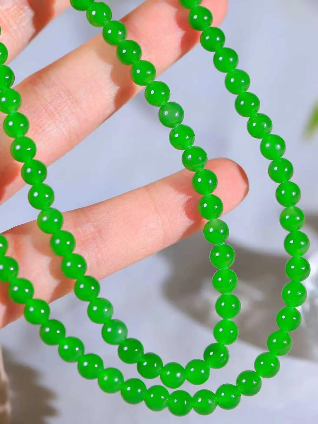 【珠圆玉润.项链】

精品和田玉碧玉珠圆玉润项链 玉质温润细腻  整串打磨圆润，佩戴舒适。珠珠落玉盘，间关莺语花底滑，一生美好时光，无论身在何处，都有它相伴相守。事事顺遂，幸福美满，吉祥如意。重38.3克 尺寸取一6mm  79171278A