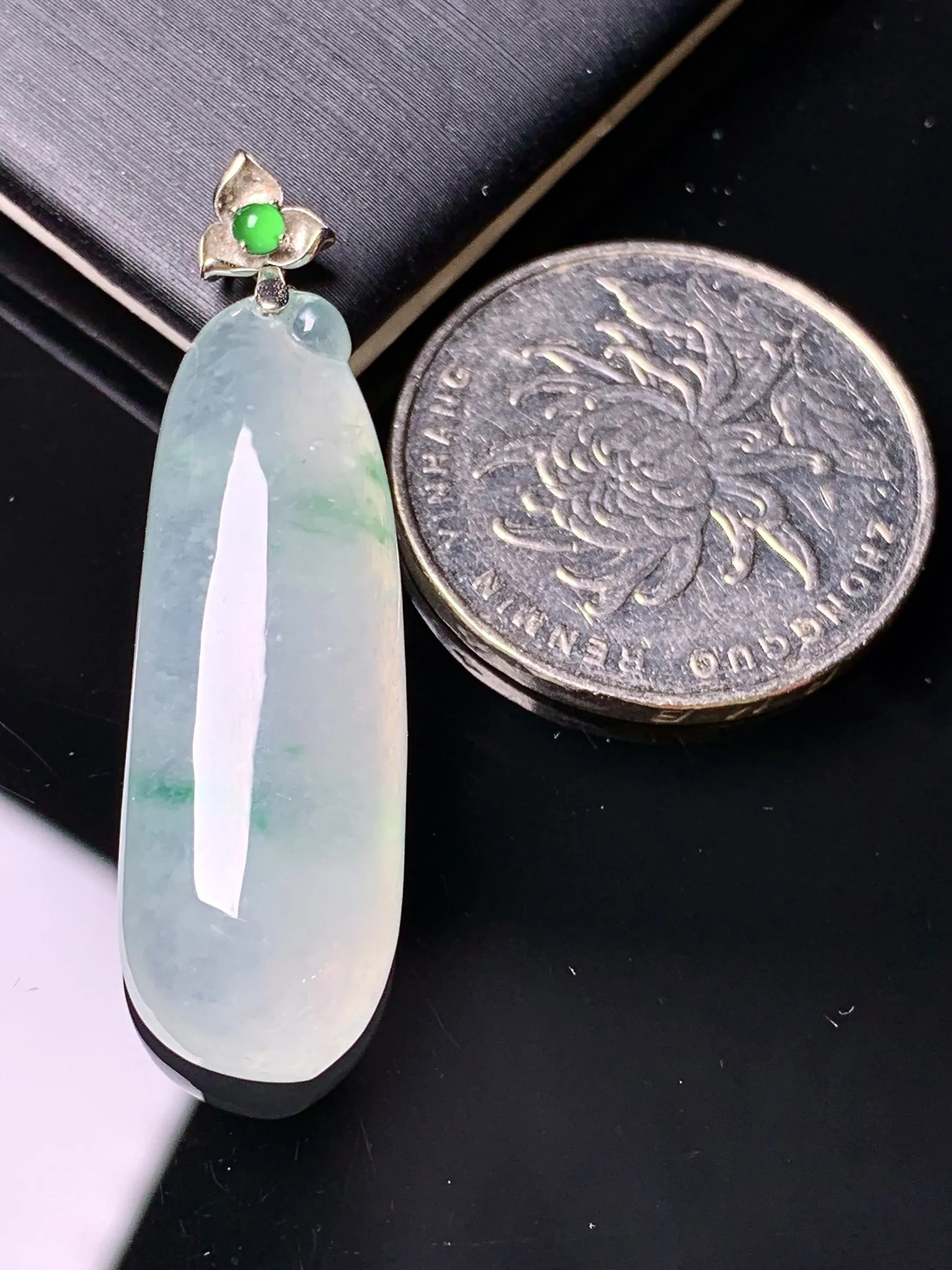 18k金镶嵌冰种福瓜吊坠 玉质细腻 色泽清新艳丽 整体尺寸40*11.5*7.6