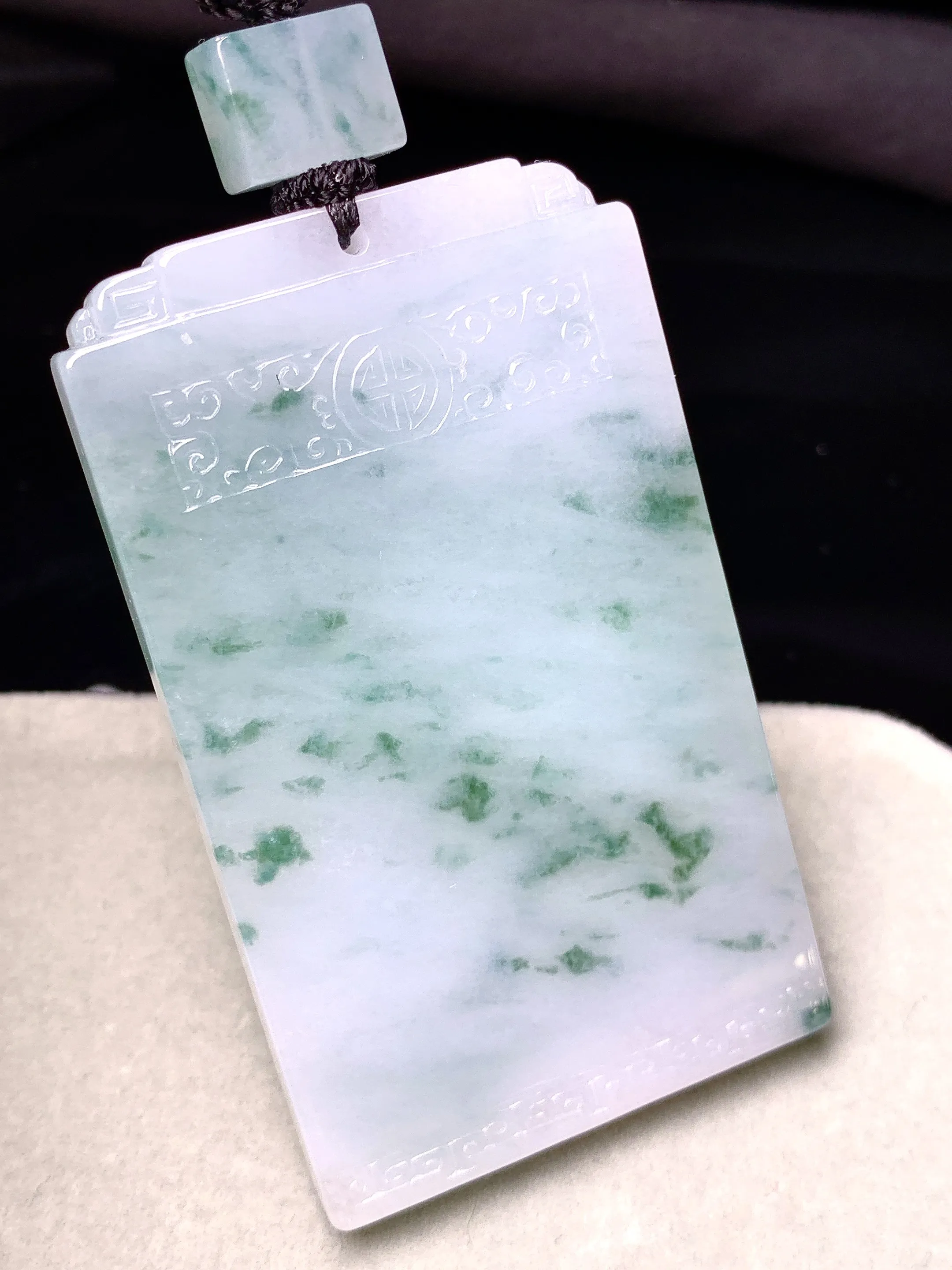 飘花无事牌吊坠 玉质细腻 色泽清新艳丽 整体尺寸63.3*37.5*5.6