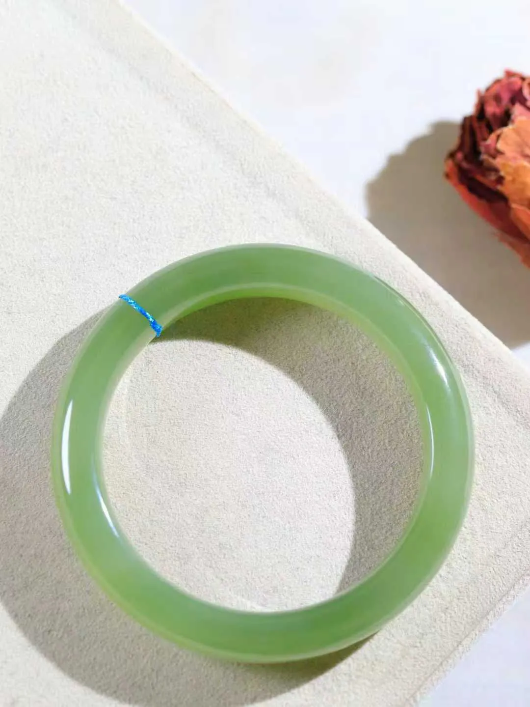 （温柔雅致.手镯）

精品️和田玉冰底湖水绿手镯。镯型饱满，温润细腻，脂润沁香。️执一卷书，沏一盏茶，着一袭裙，戴一只镯。淡淡浅笺，素心若兰，静赏玉中诗画。悠悠岁月，芊手轻摘，盛满诗样芳华。重56.8克   尺寸56.5-12.2-9mm    FDA-66171233