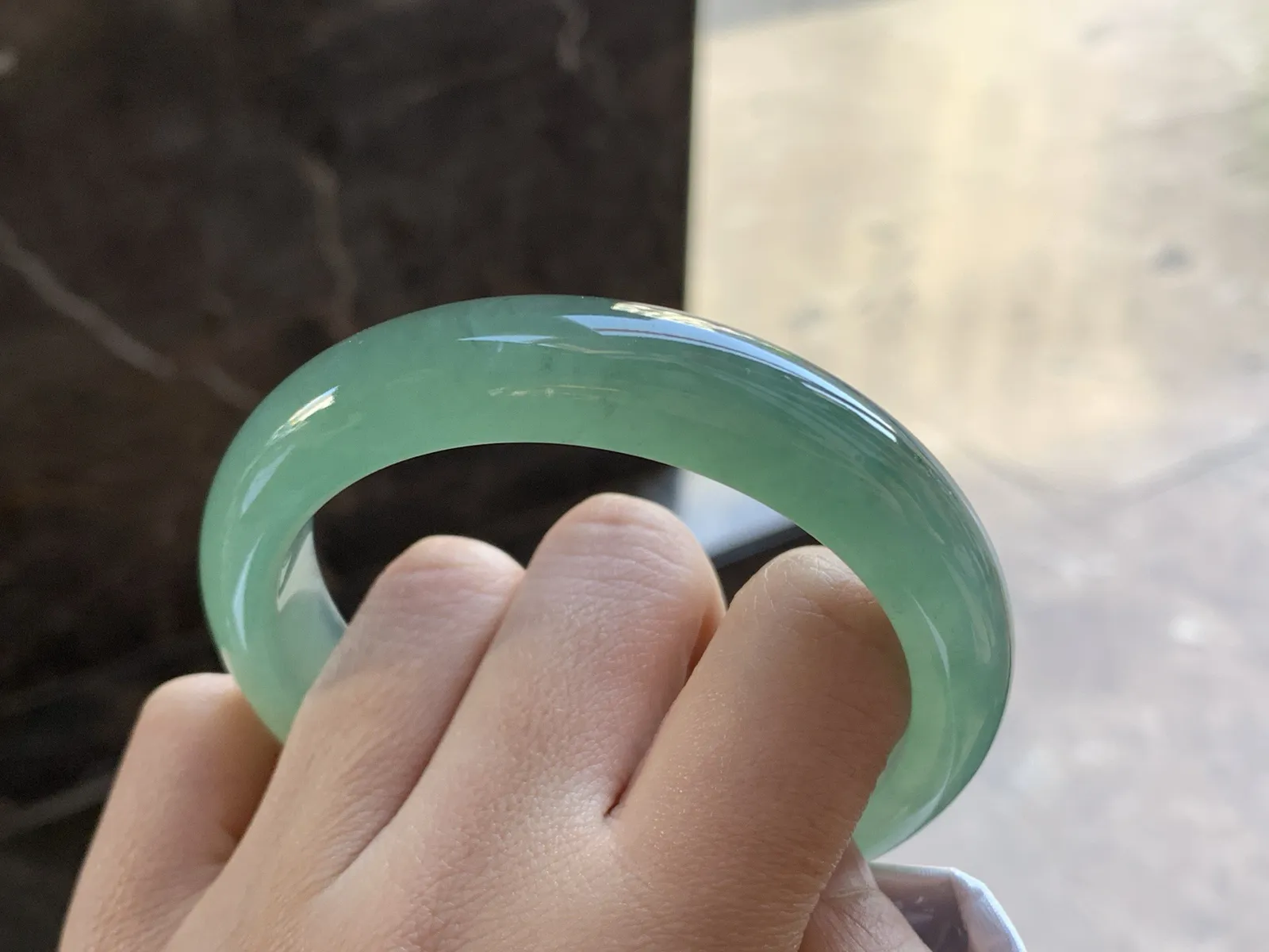 油绿手镯
尺寸：56.5-13-8.5mm
种老肉细 有种有色