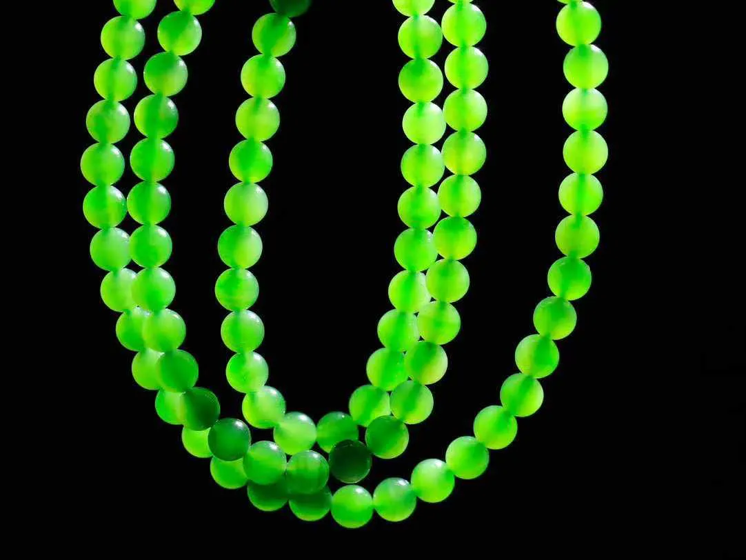 【珠圆玉润.项链】

精品和田玉碧玉珠圆玉润项链 玉质温润细腻  整串打磨圆润，佩戴舒适。珠珠落玉盘，间关莺语花底滑，一生美好时光，无论身在何处，都有它相伴相守。事事顺遂，幸福美满，吉祥如意。重38.3克 尺寸取一6mm  79171278A