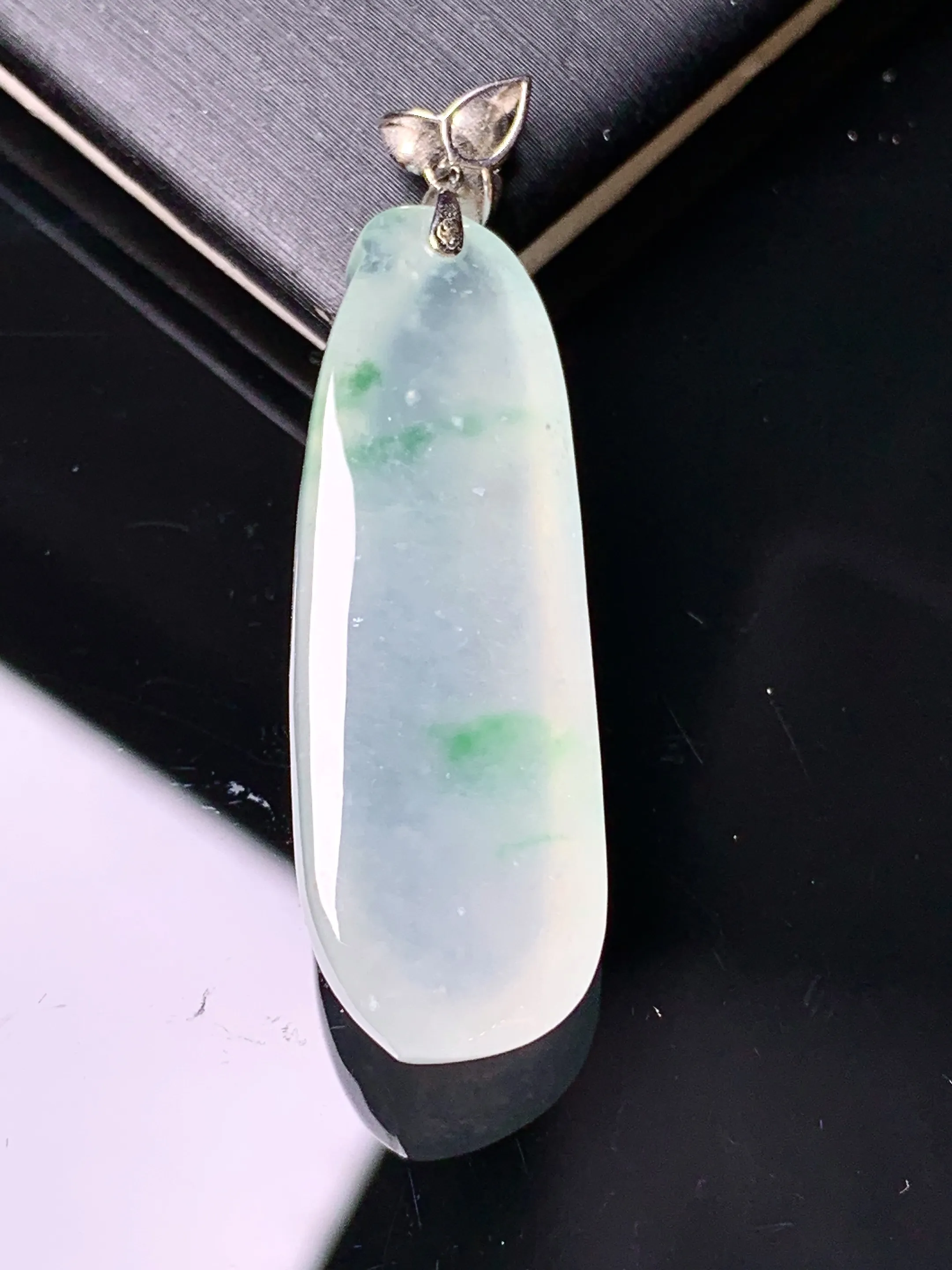 18k金镶嵌冰种福瓜吊坠 玉质细腻 色泽清新艳丽 整体尺寸40*11.5*7.6